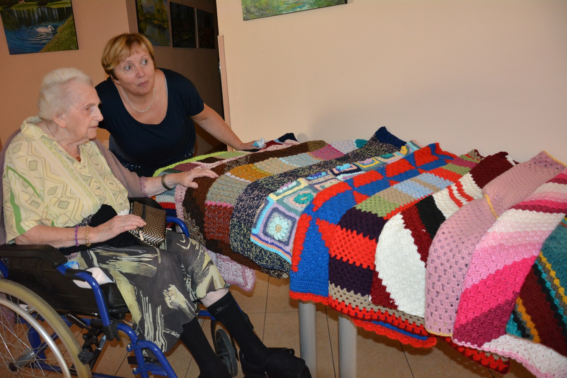 Pletene dekice za sprehode stanovalcev na invalidskih vozičkih