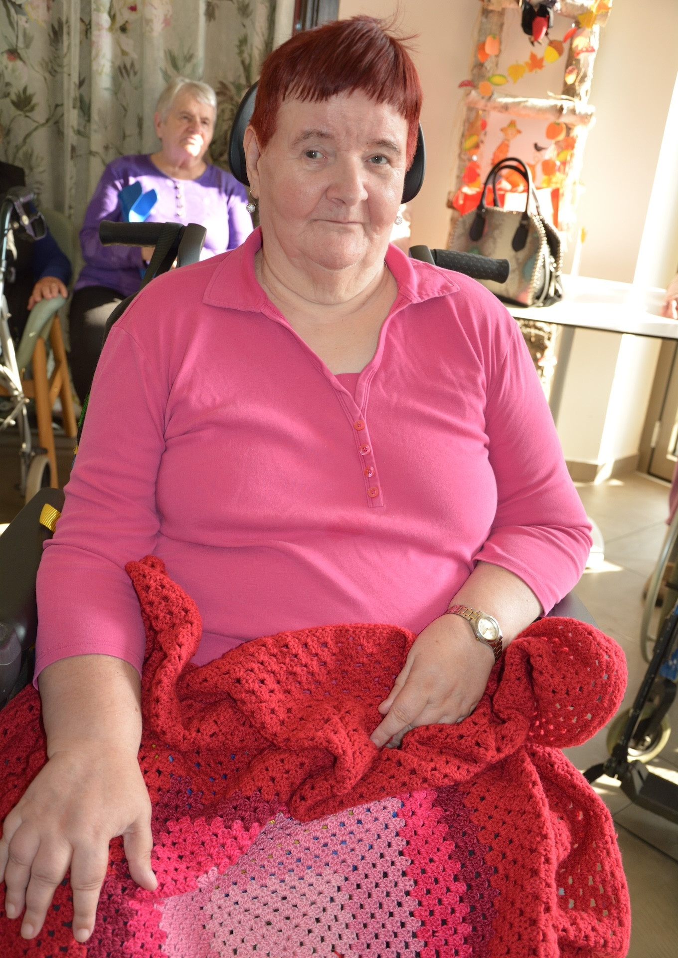 Pletene dekice za sprehode stanovalcev na invalidskih vozičkih