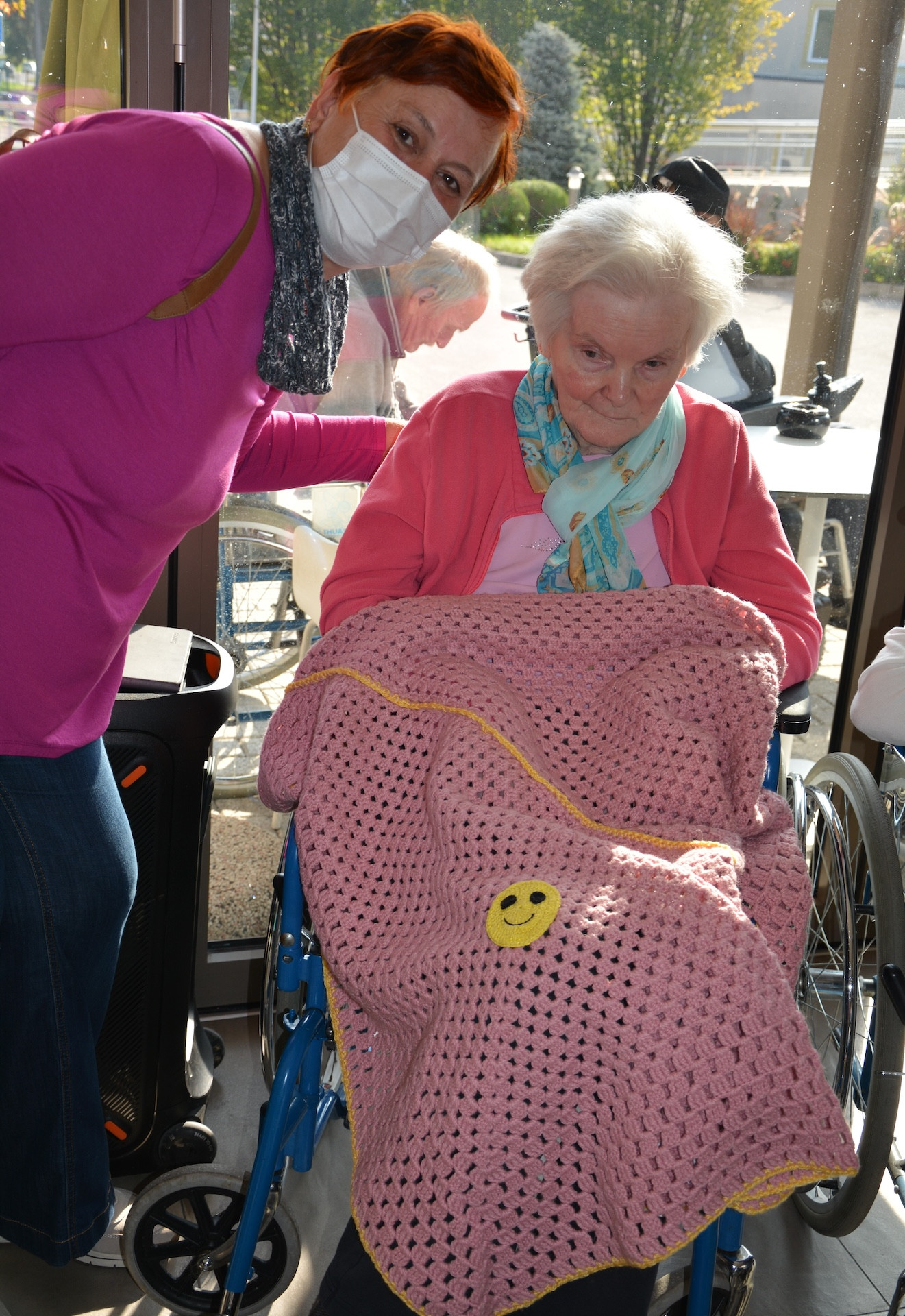 Pletene dekice za sprehode stanovalcev na invalidskih vozičkih