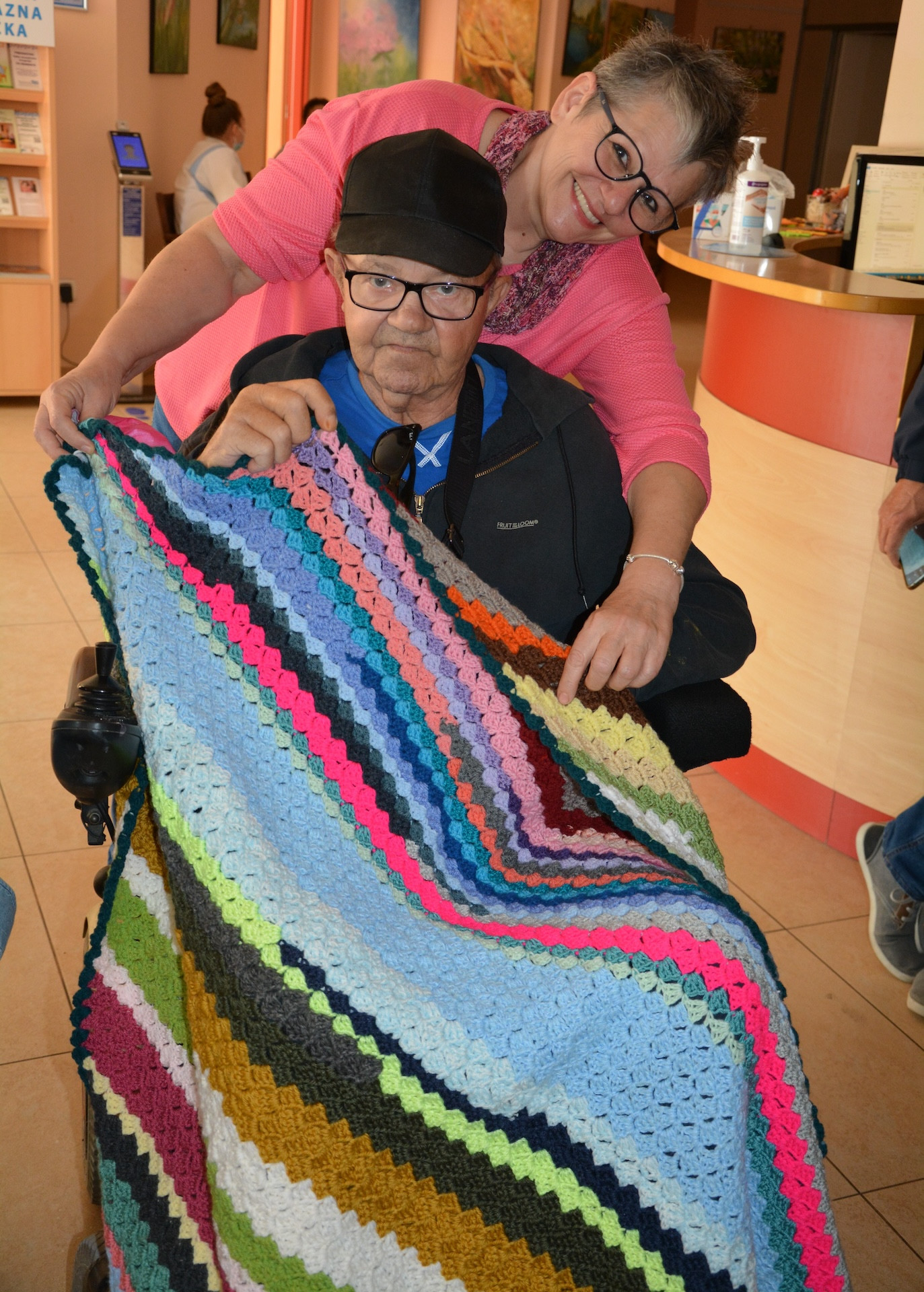 Pletene dekice za sprehode stanovalcev na invalidskih vozičkih