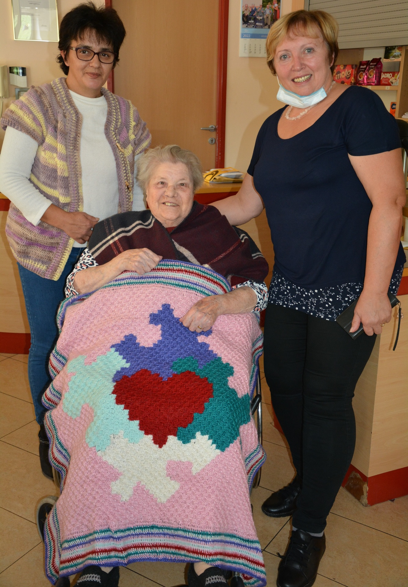 Pletene dekice za sprehode stanovalcev na invalidskih vozičkih