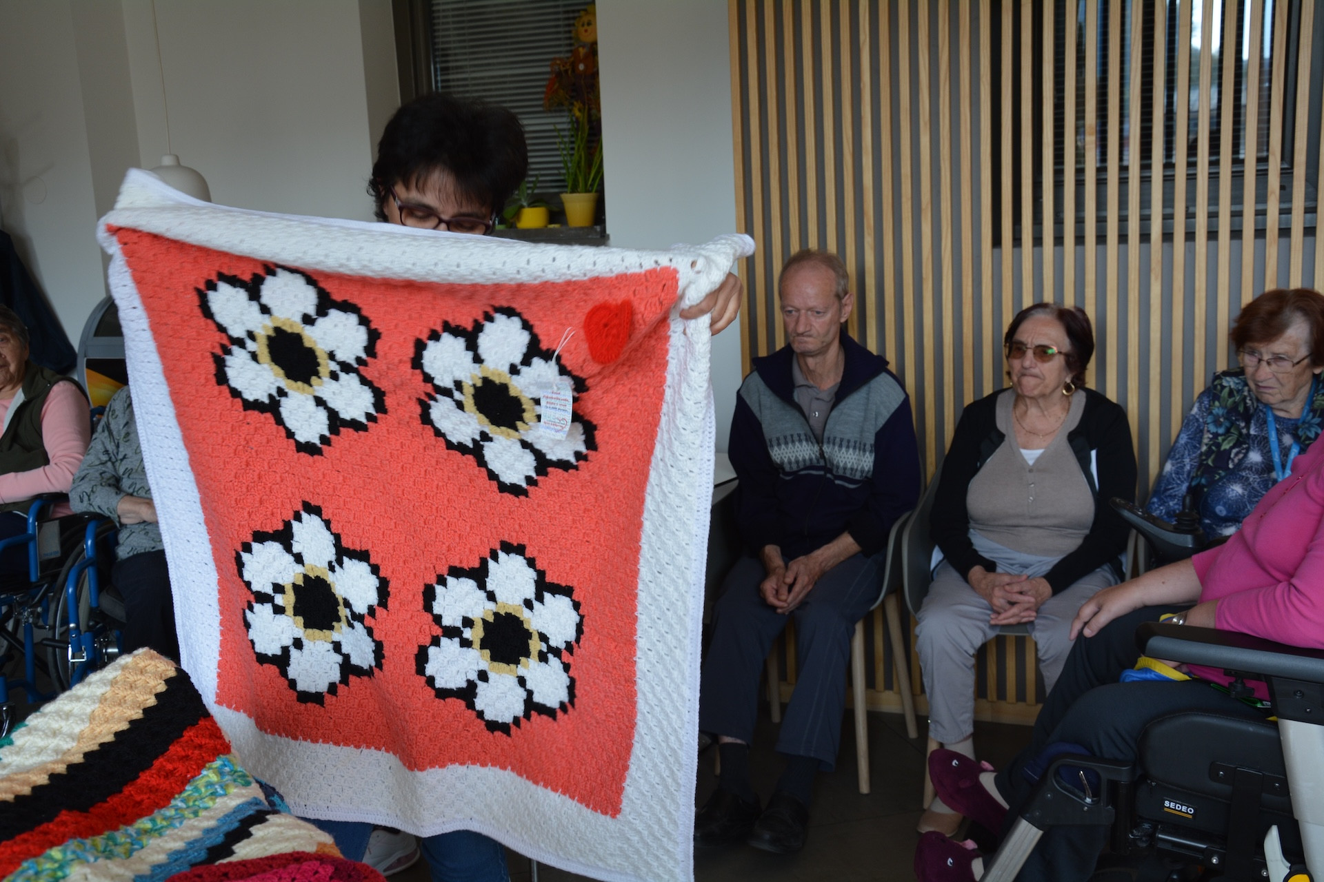 Pletene dekice za sprehode stanovalcev na invalidskih vozičkih