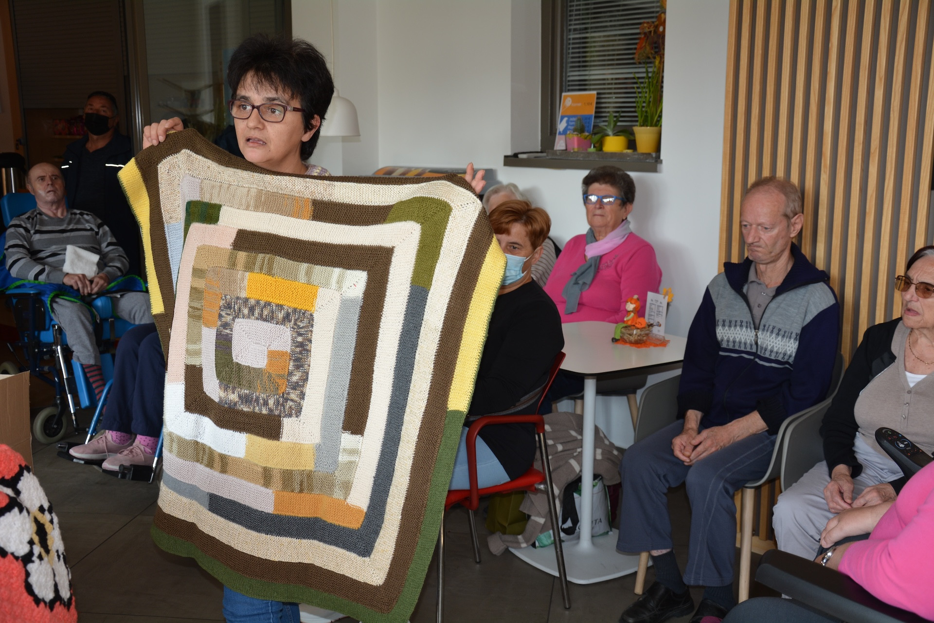 Pletene dekice za sprehode stanovalcev na invalidskih vozičkih