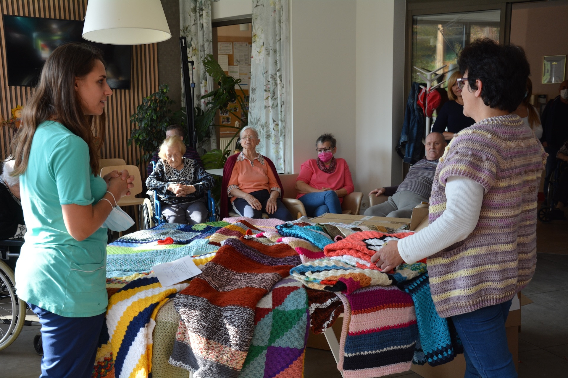 Pletene dekice za sprehode stanovalcev na invalidskih vozičkih