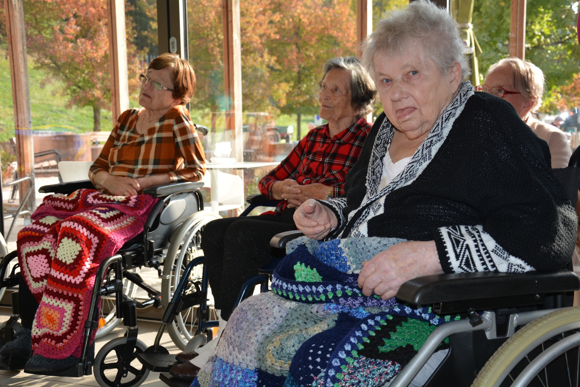 Pletene dekice za sprehode stanovalcev na invalidskih vozičkih