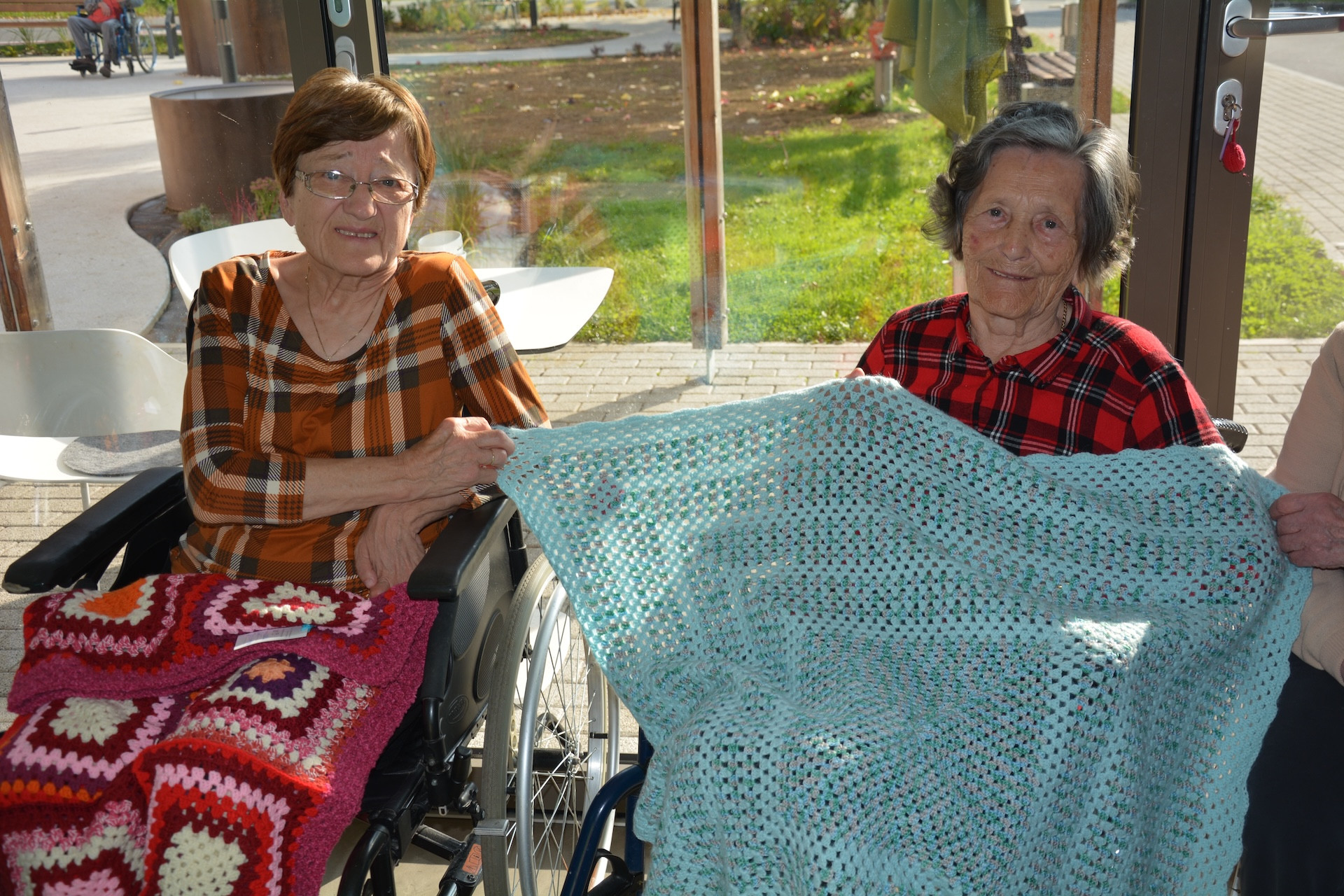 Pletene dekice za sprehode stanovalcev na invalidskih vozičkih