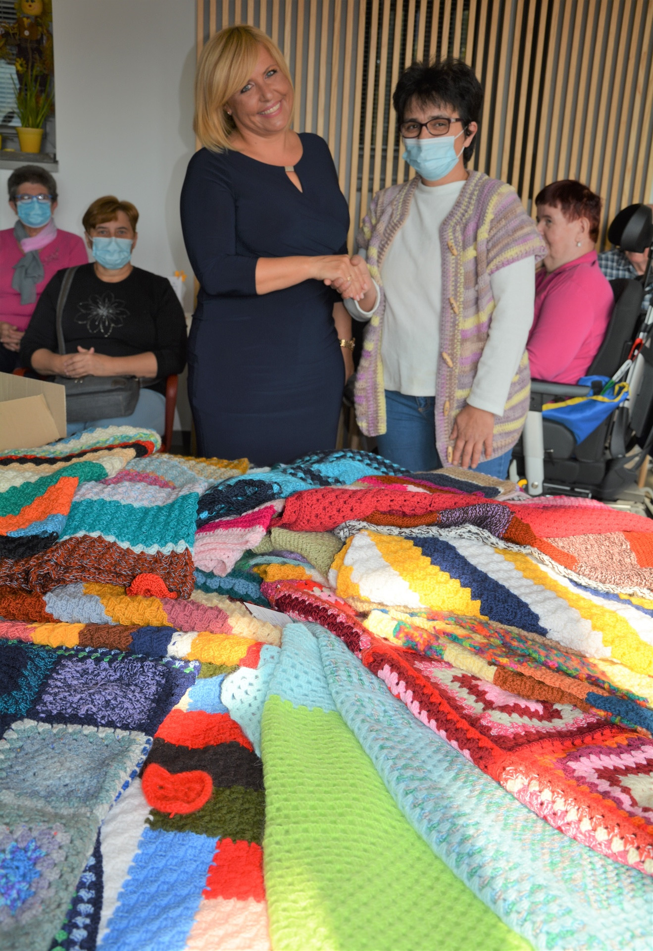 Pletene dekice za sprehode stanovalcev na invalidskih vozičkih