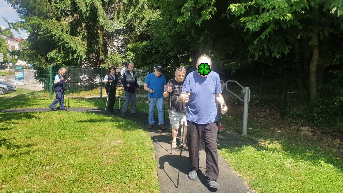 Pojdimo s palicami v naravo