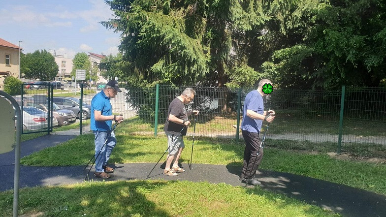 Pojdimo s palicami v naravo