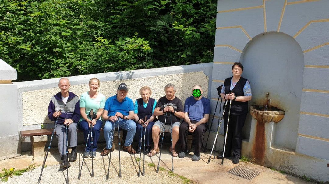 Pojdimo s palicami v naravo