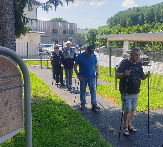 Pojdimo s palicami v naravo