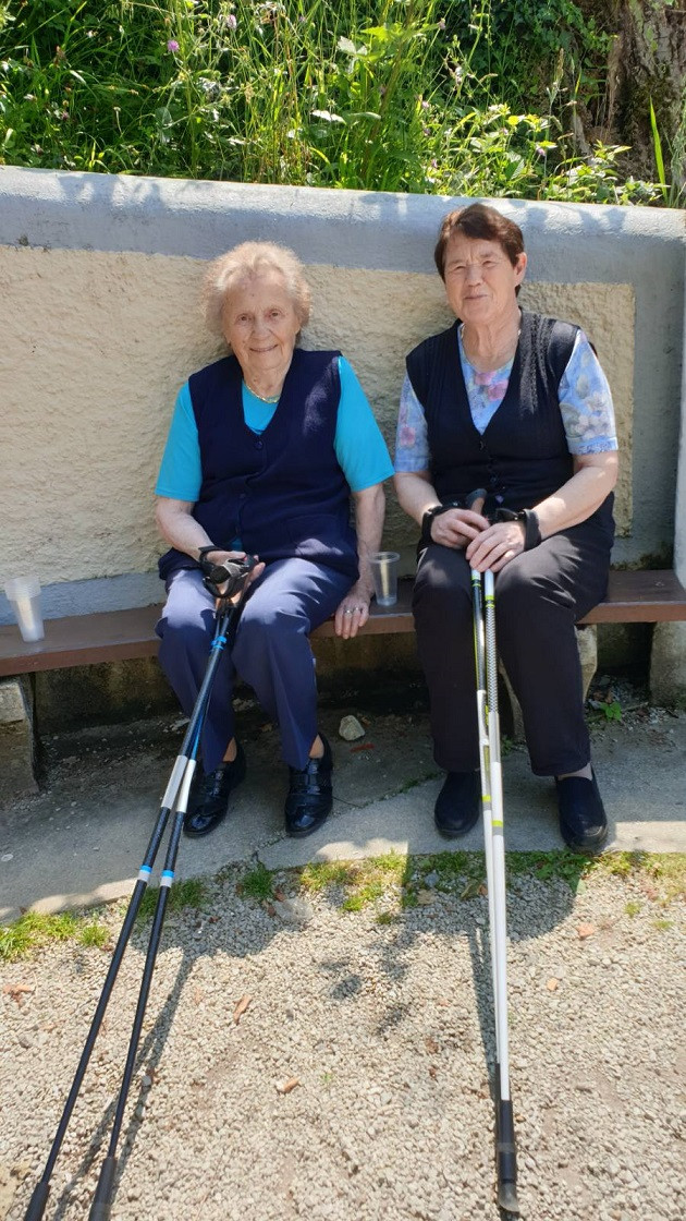 Pojdimo s palicami v naravo