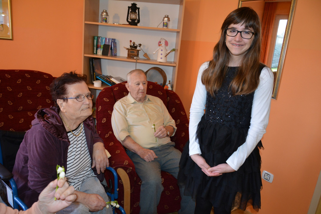 Poklon travniških cvetlic ob dnevu žena