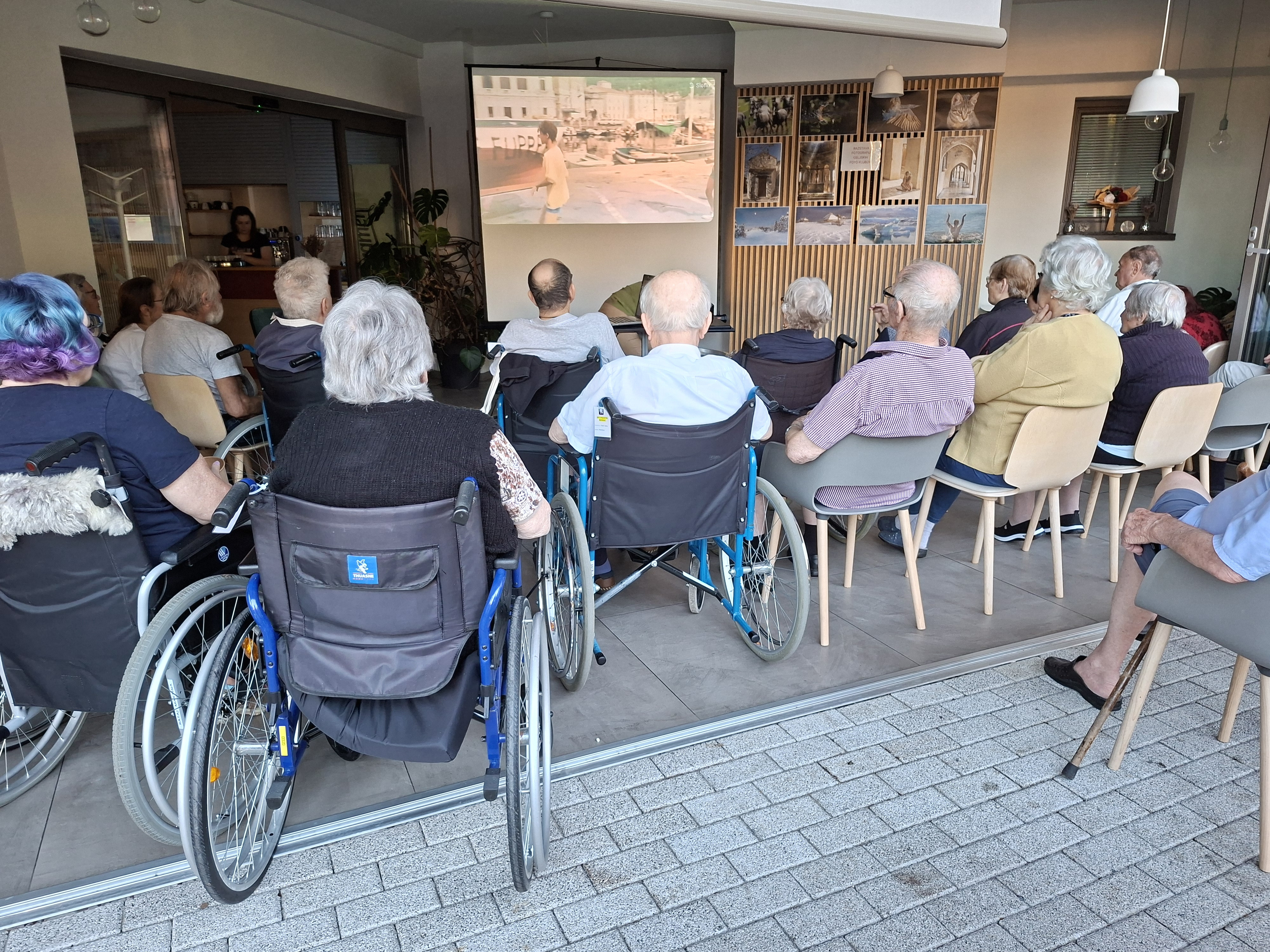 Poletni filmski večer v domu