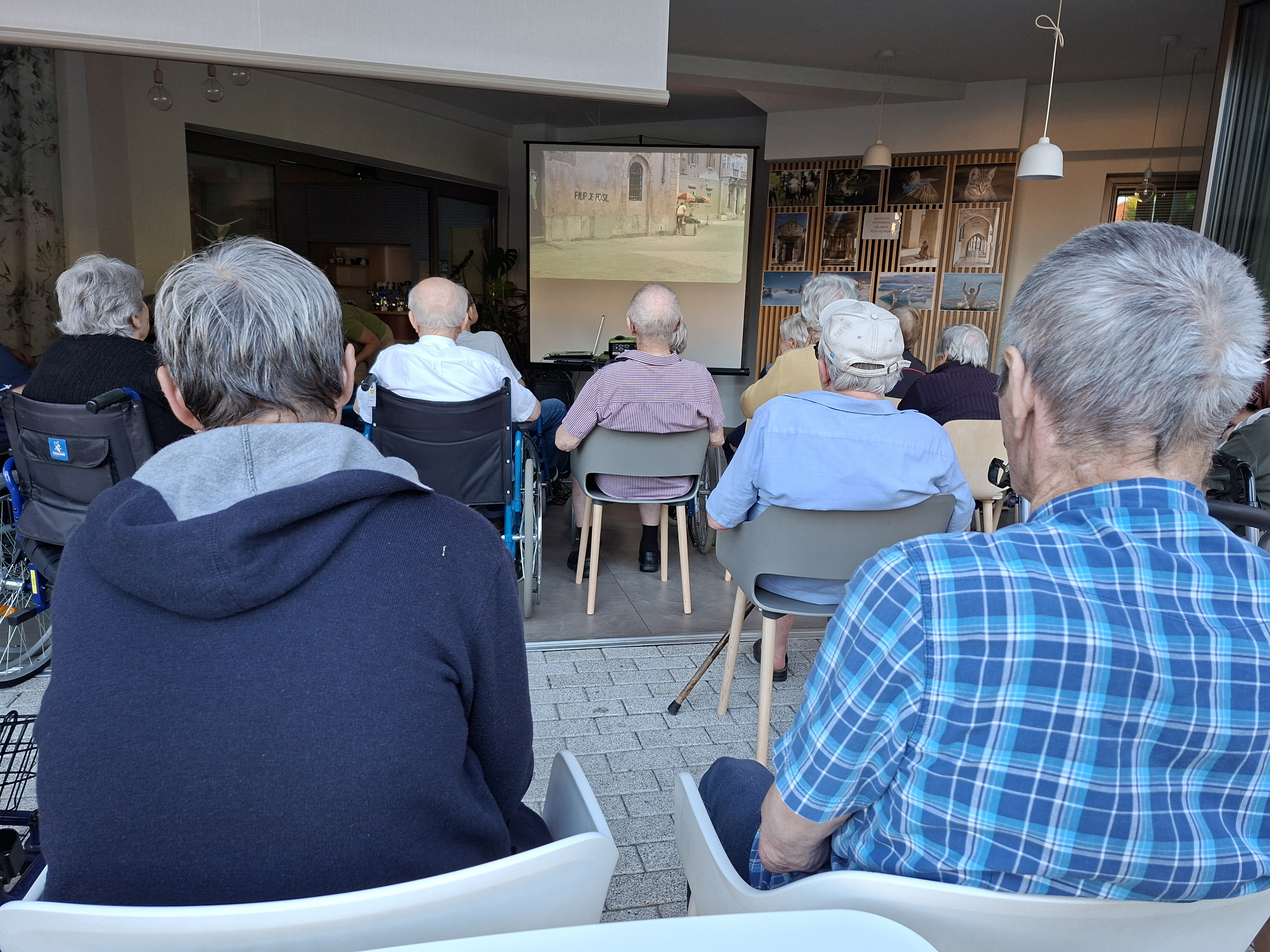 Poletni filmski večer v domu