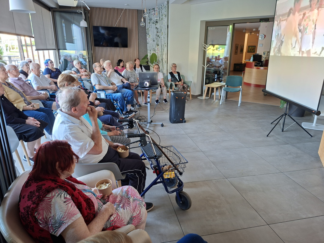 Poletni filmski večer v domu