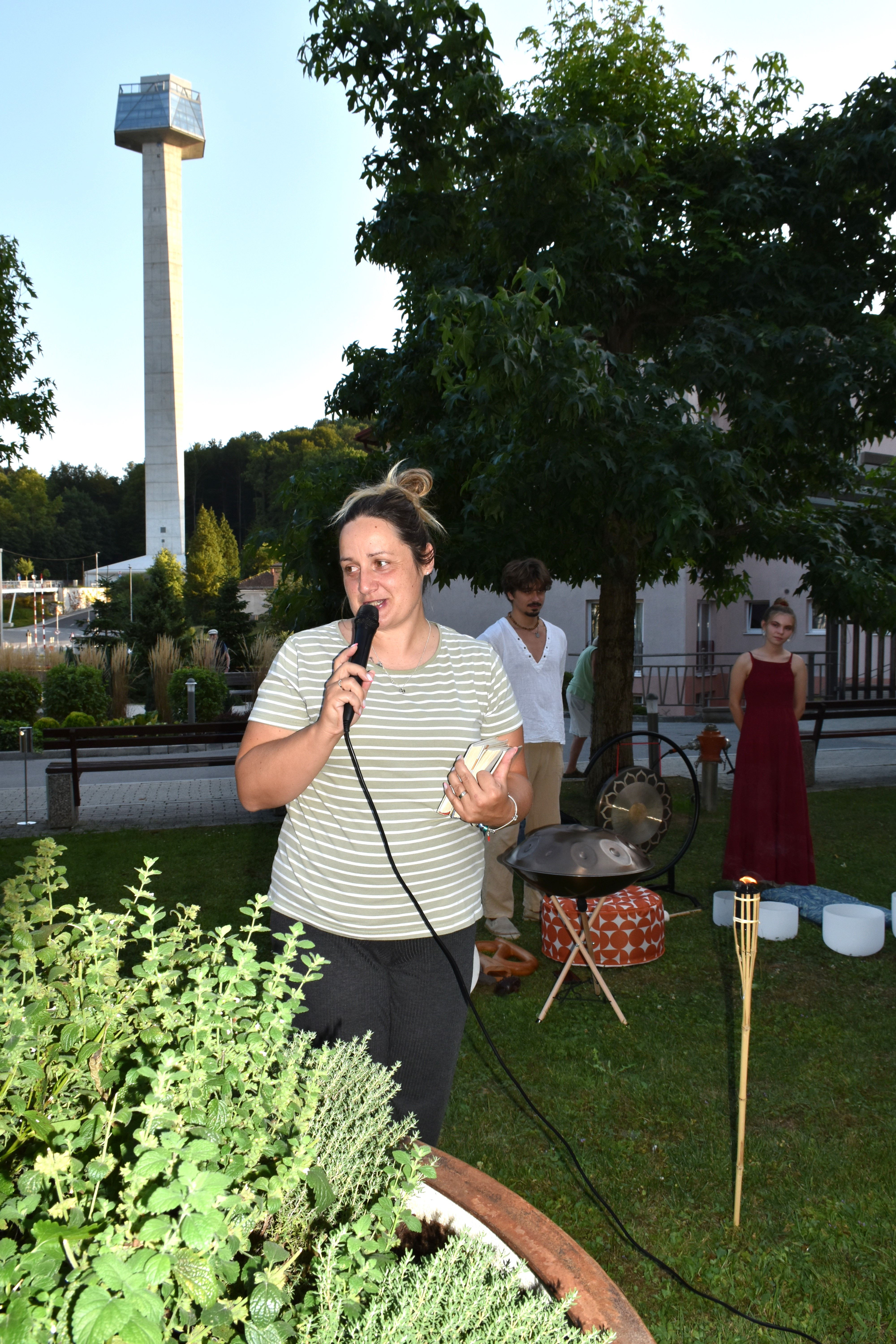 Poletni večer v zeliščnem parku