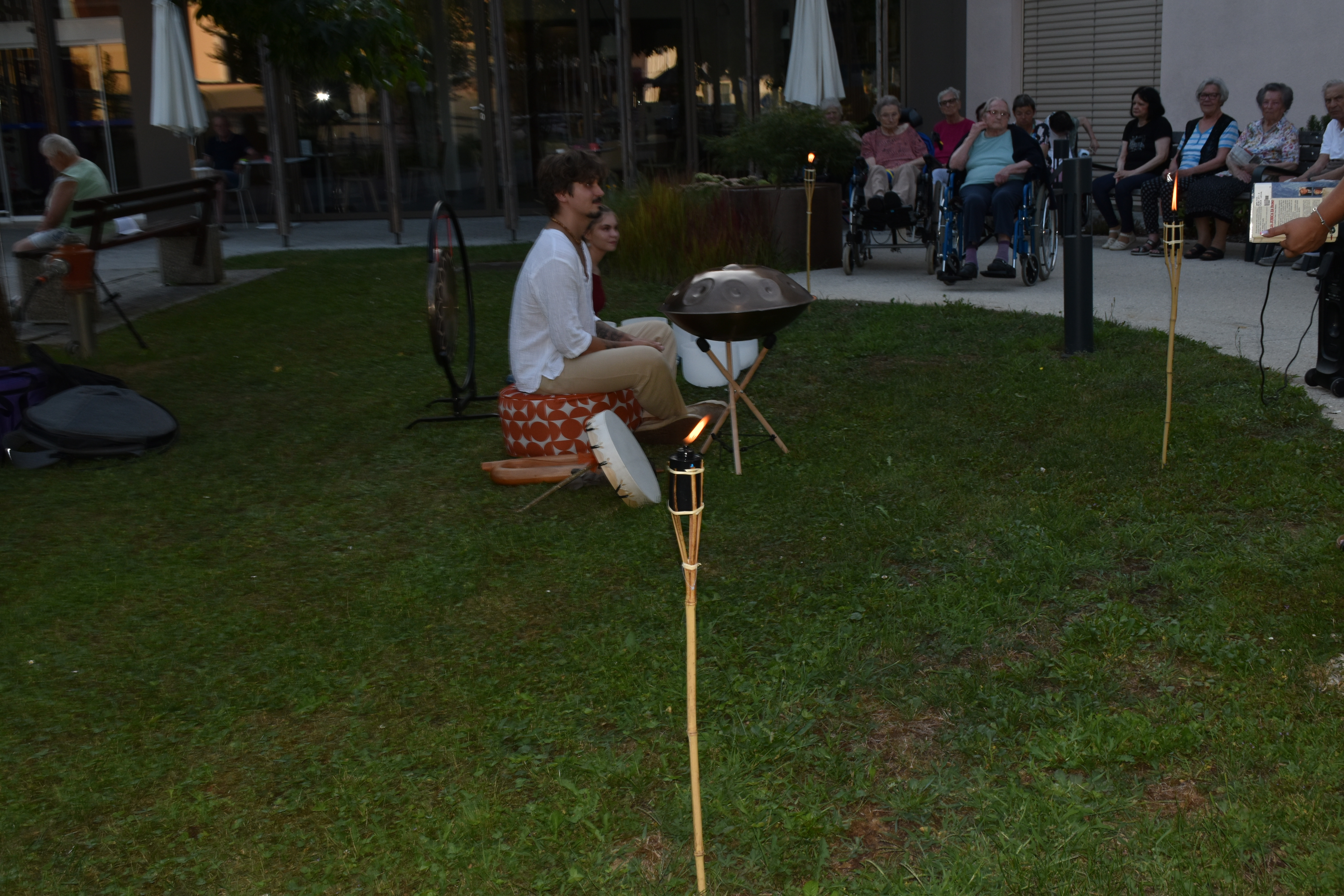 Poletni večer v zeliščnem parku