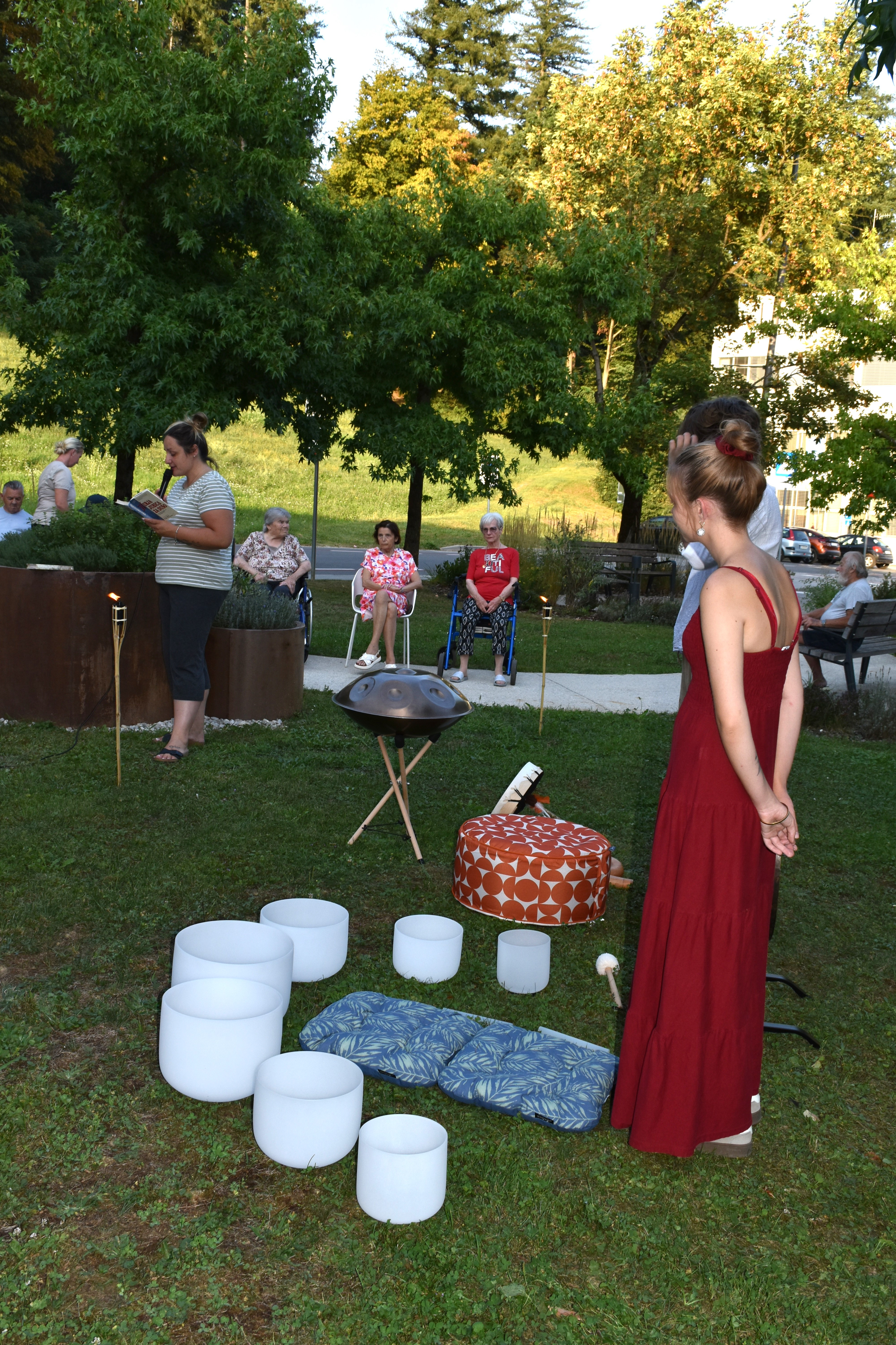 Poletni večer v zeliščnem parku