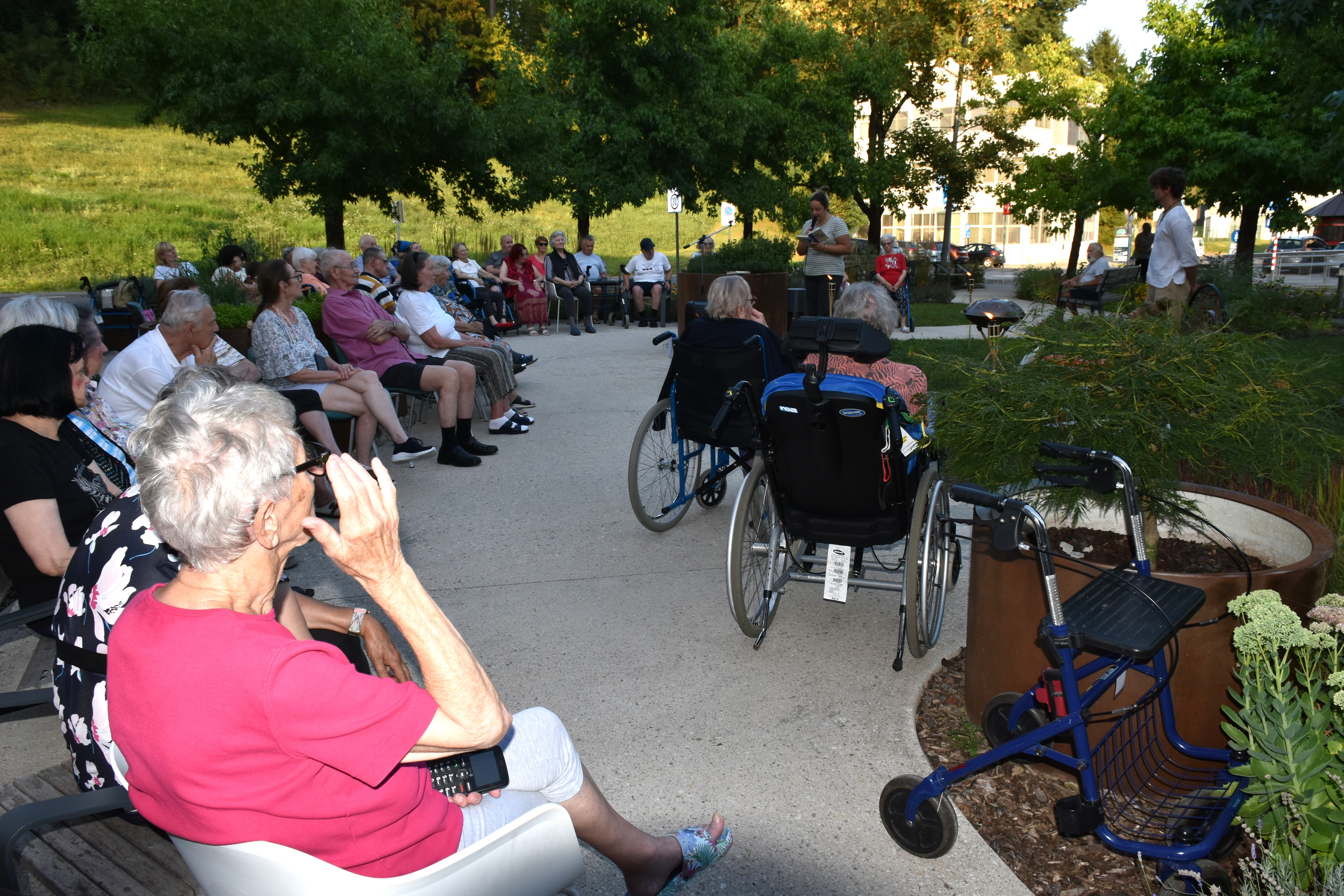 Poletni večer v zeliščnem parku