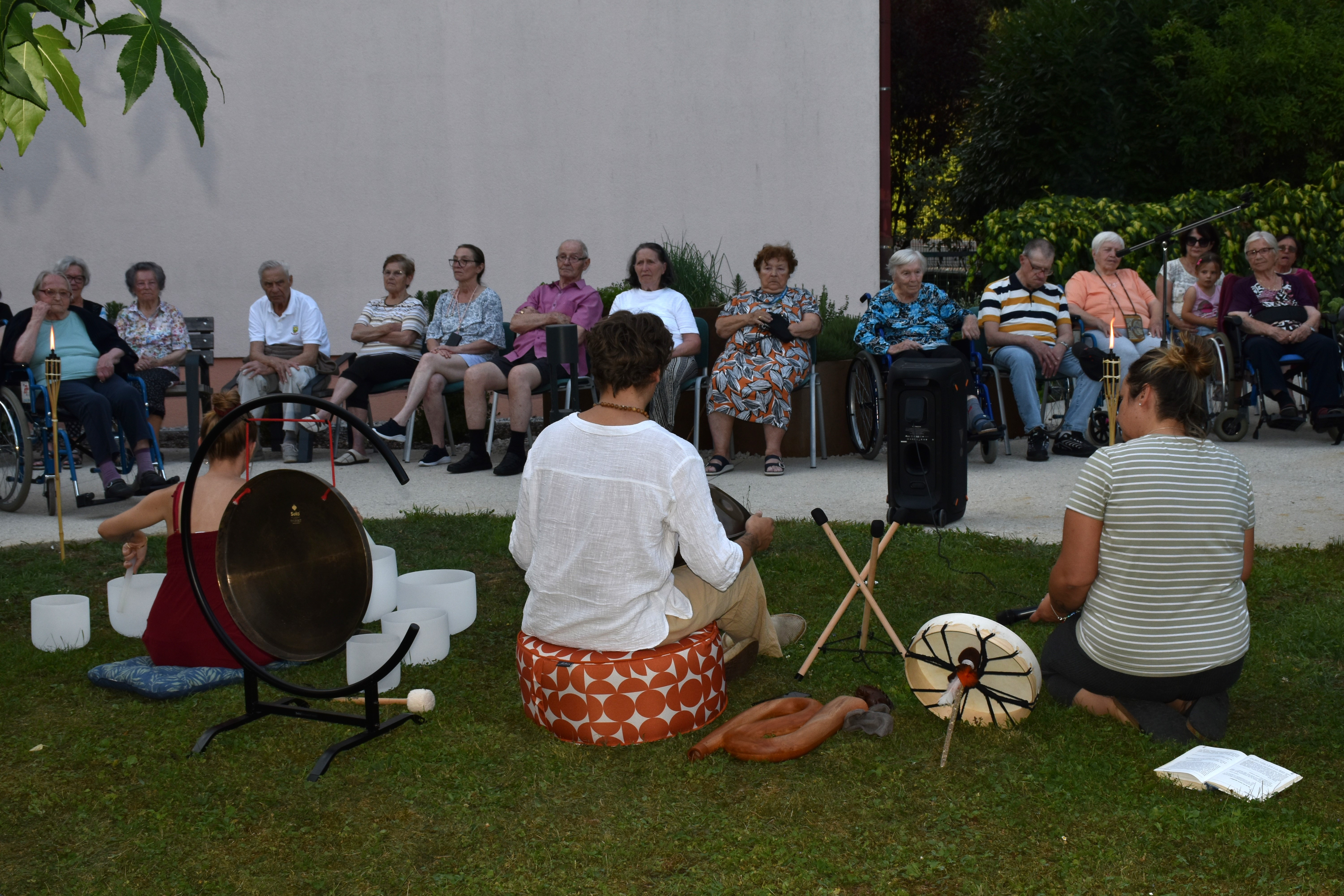Poletni večer v zeliščnem parku