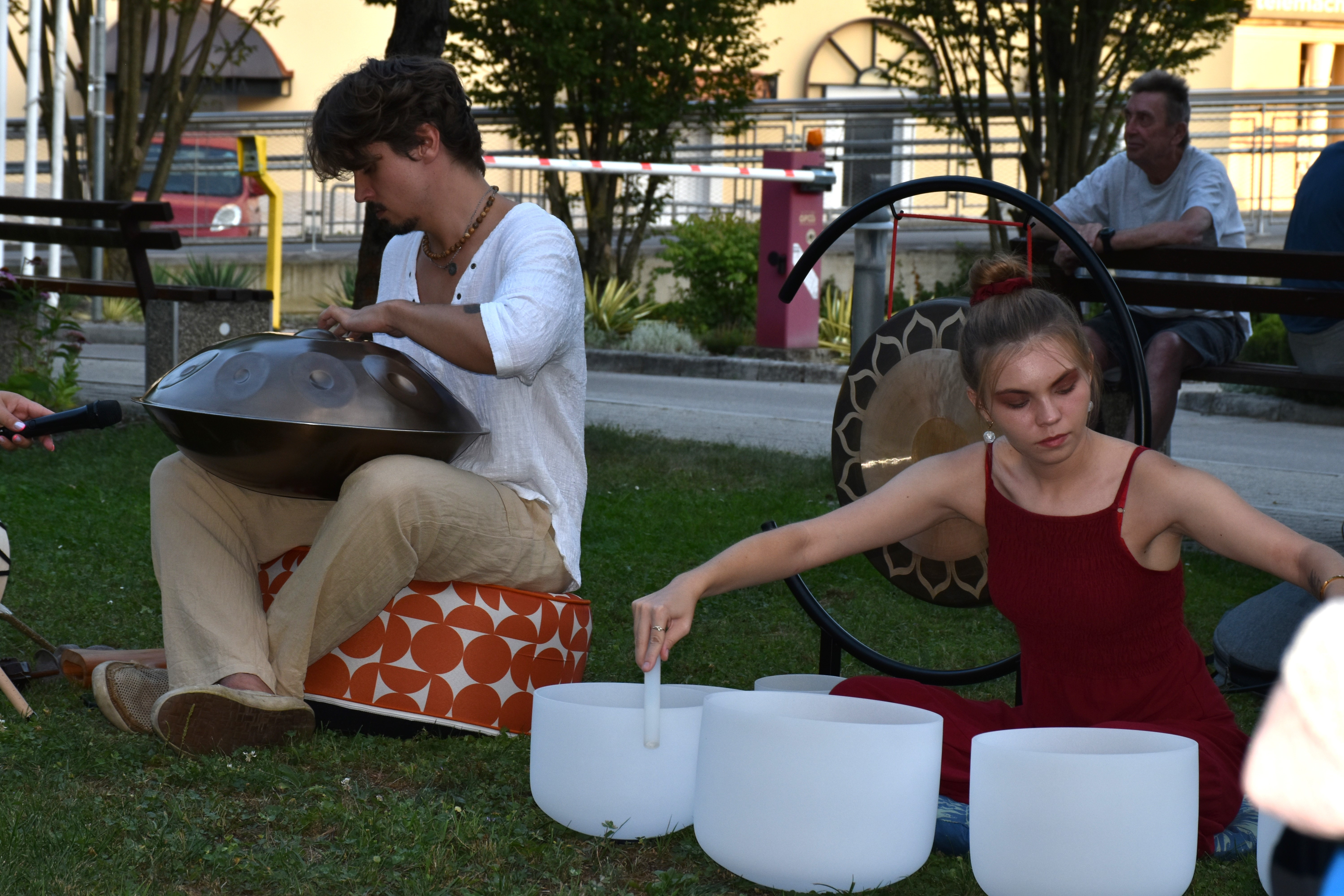 Poletni večer v zeliščnem parku