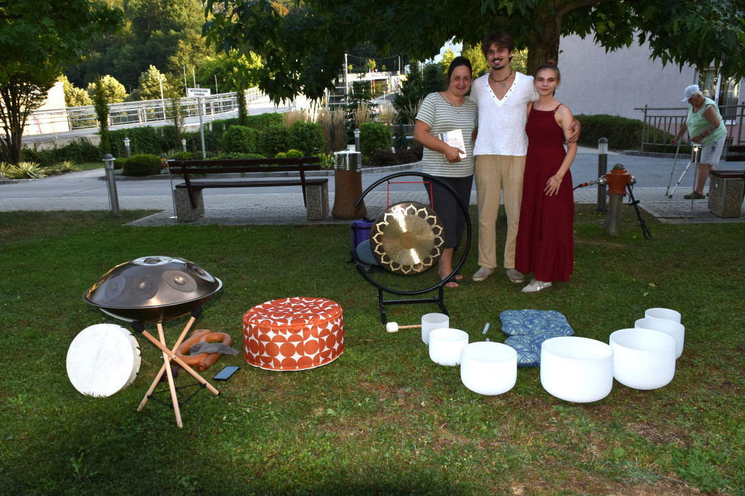 Poletni večer v zeliščnem parku
