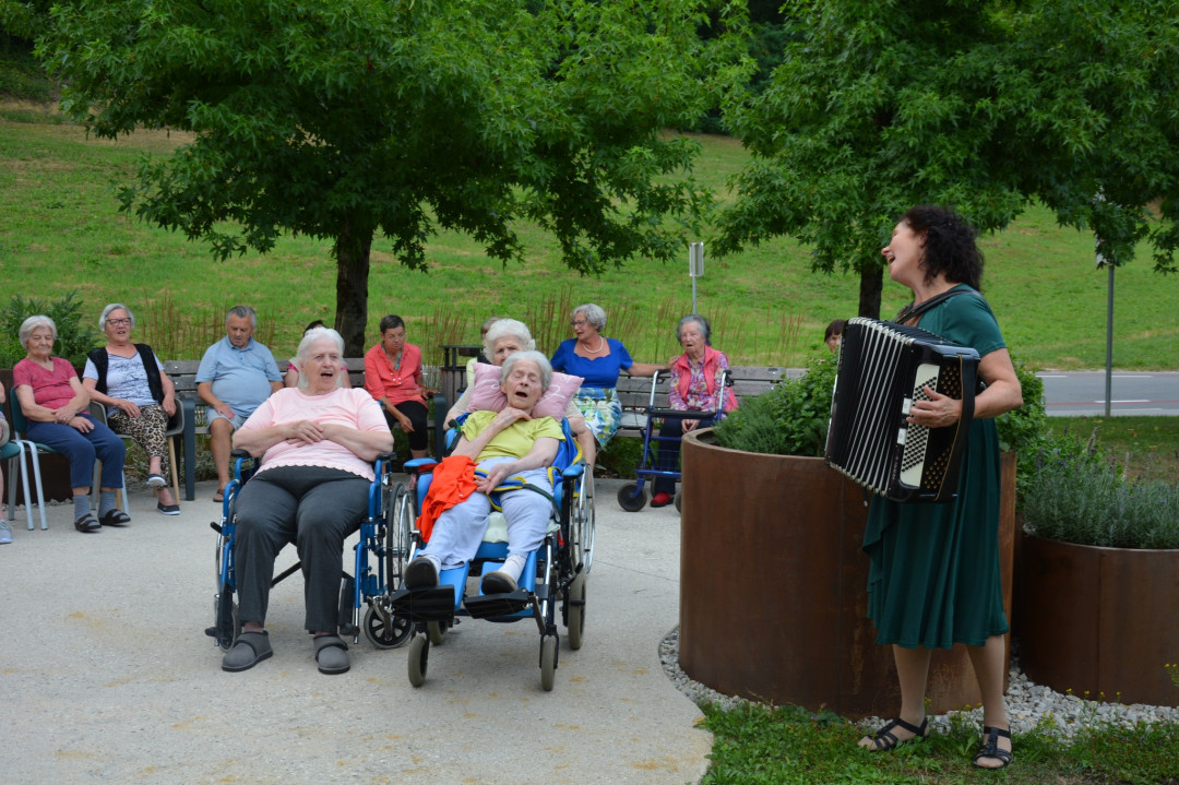 Poletni večer z glasbo