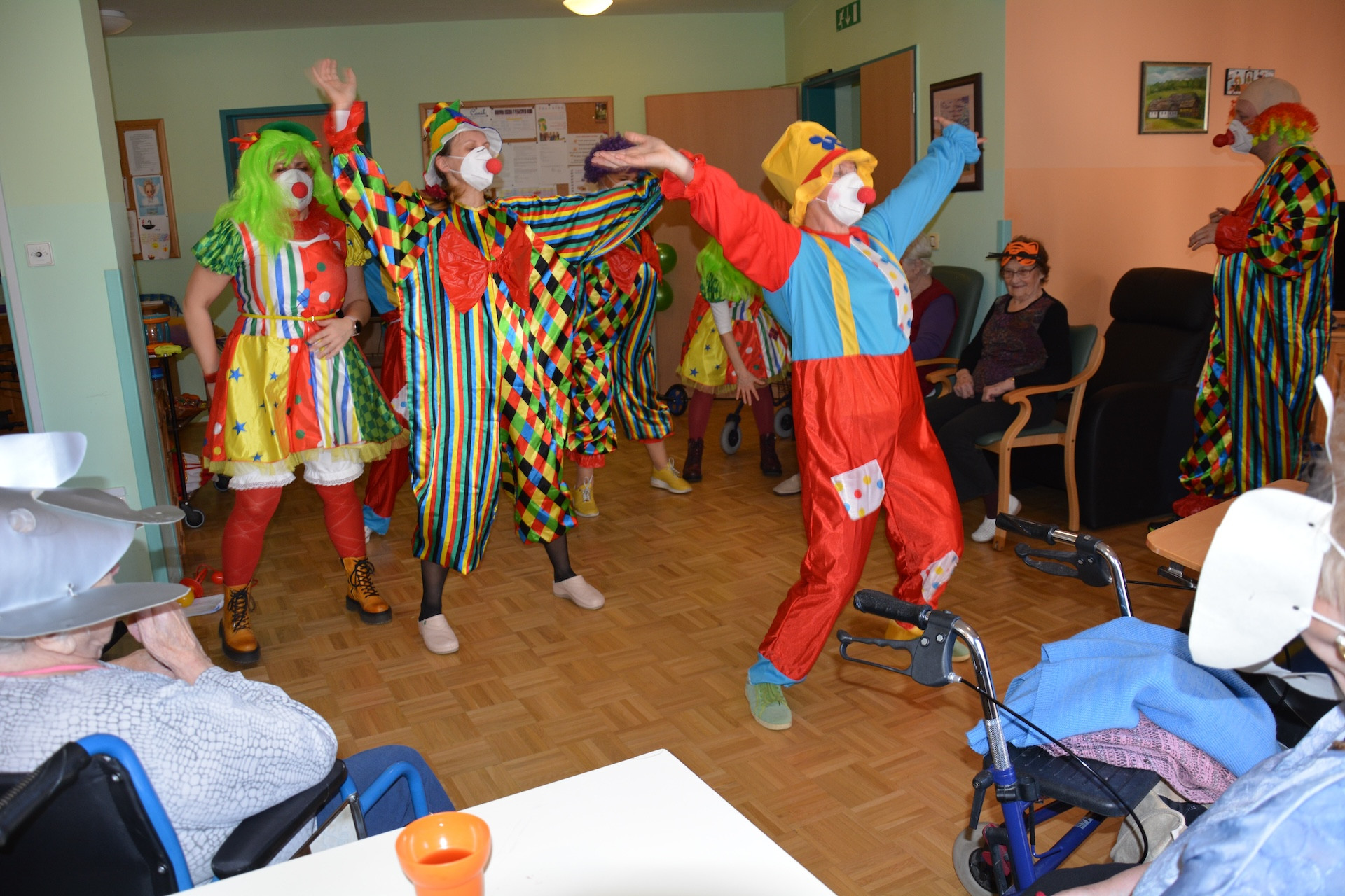 Poskočni Rdeči noski na turneji v Pegazovem domu