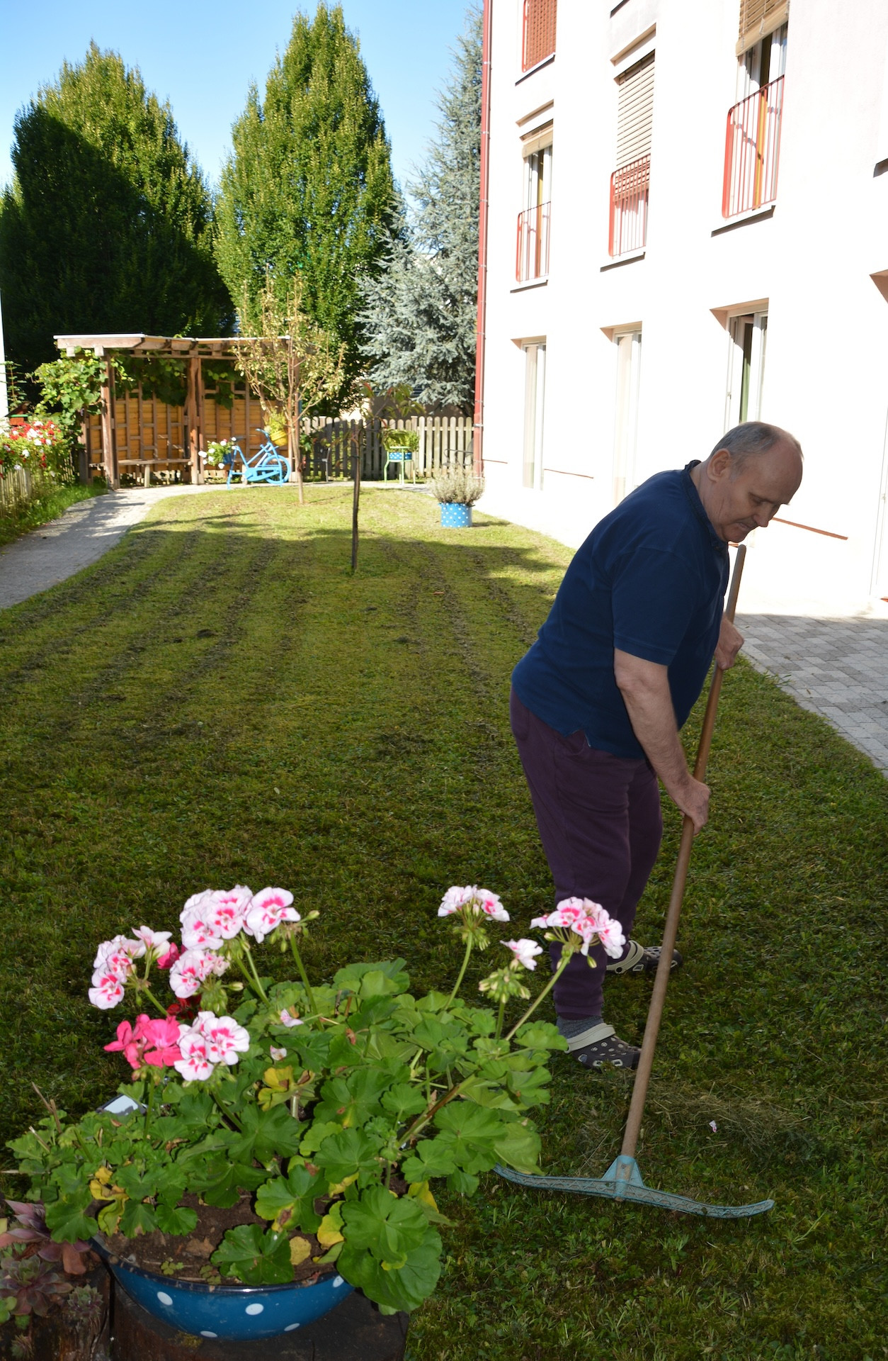 Poslavlja se poletje in prihaja jesen. K temu sodi urejanje okolice. Stanovalci vedno radi priskočijo na pomoč pri vseh opravilih. Po opravilih smo si privoščili domače »sacher« pecivo!
