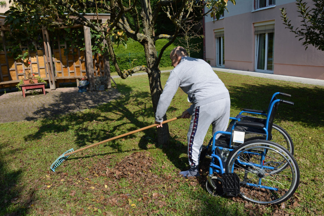 Poslavlja se poletje in prihaja jesen. K temu sodi urejanje okolice. Stanovalci vedno radi priskočijo na pomoč pri vseh opravilih. Po opravilih smo si privoščili domače »sacher« pecivo!