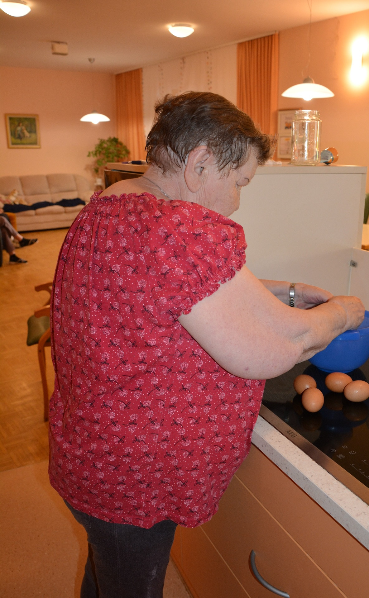 Poslavlja se poletje in prihaja jesen. K temu sodi urejanje okolice. Stanovalci vedno radi priskočijo na pomoč pri vseh opravilih. Po opravilih smo si privoščili domače »sacher« pecivo!