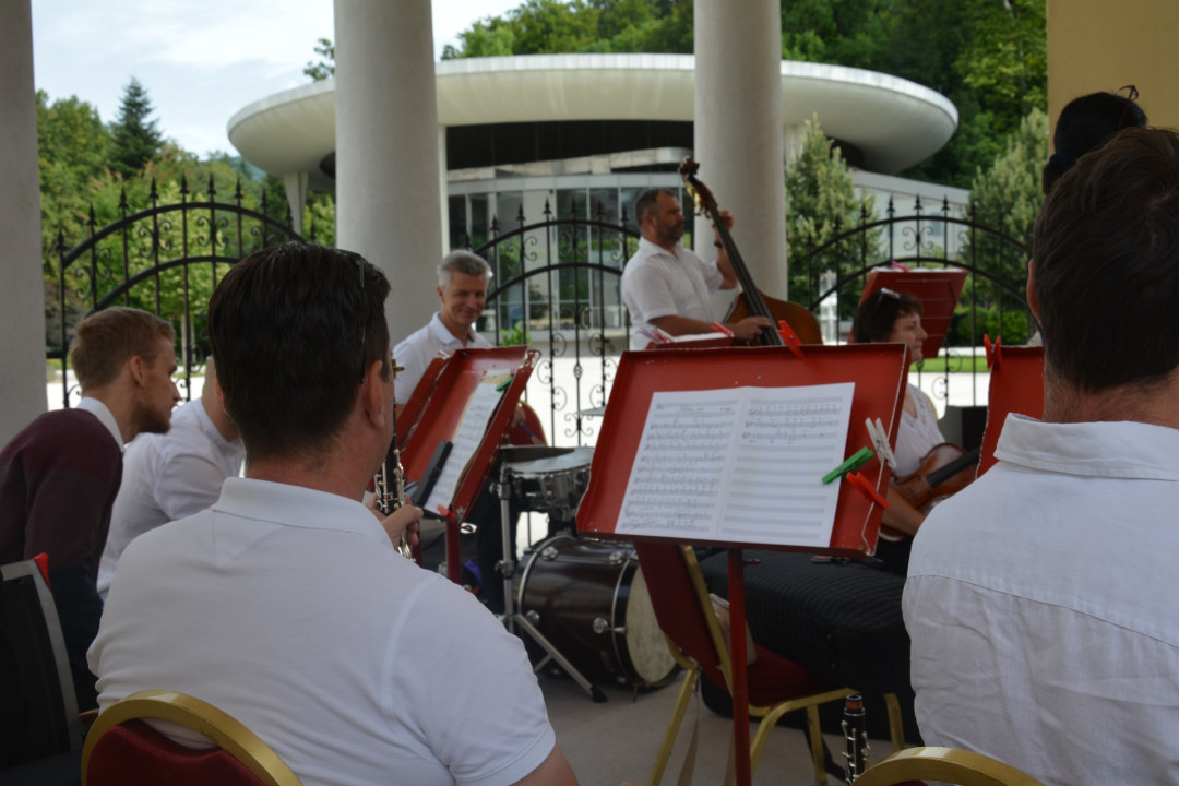 Poslušali smo promenadni koncert Musica Camerata