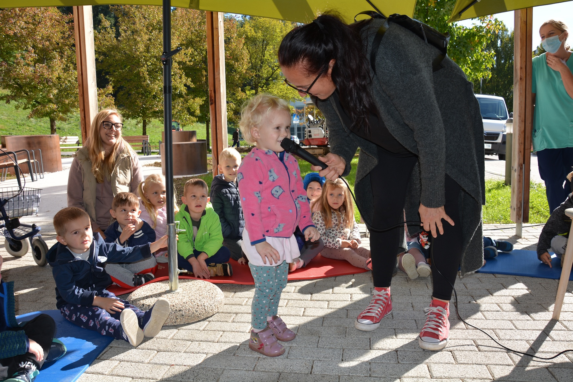 Poslušanje pravljice z otroki iz Vrtca Izvir