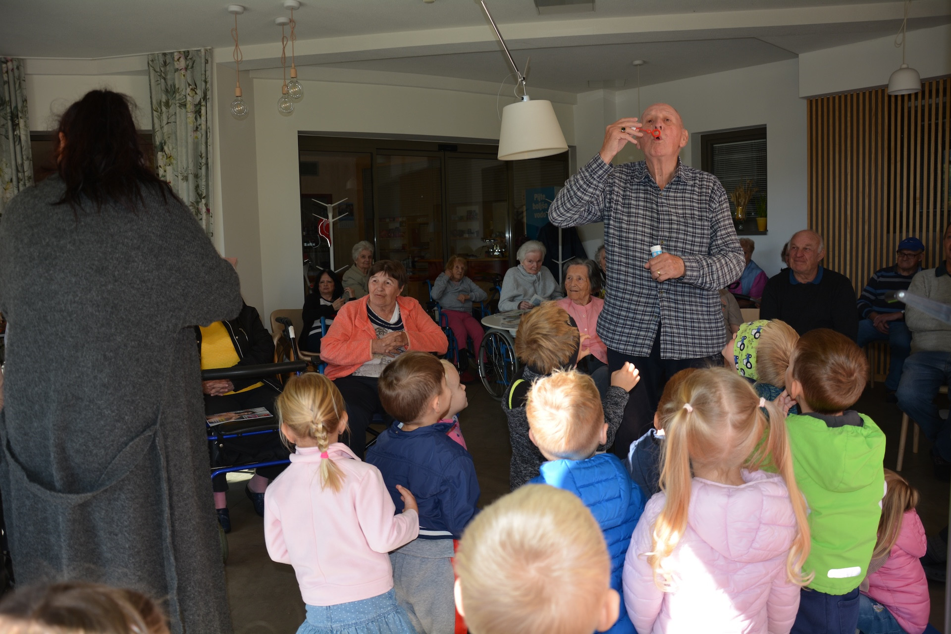 Poslušanje pravljice z otroki iz Vrtca Izvir