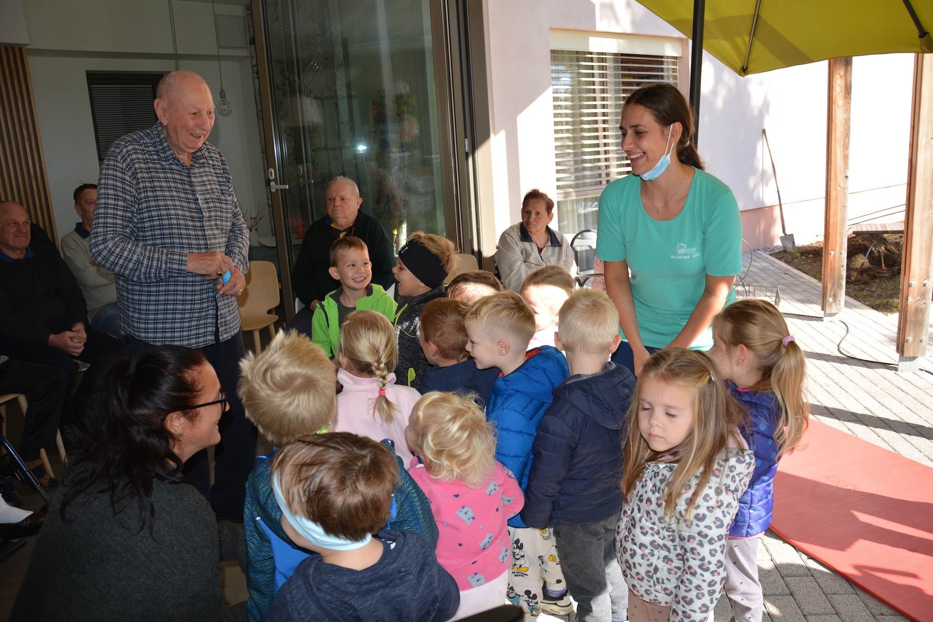 Poslušanje pravljice z otroki iz Vrtca Izvir