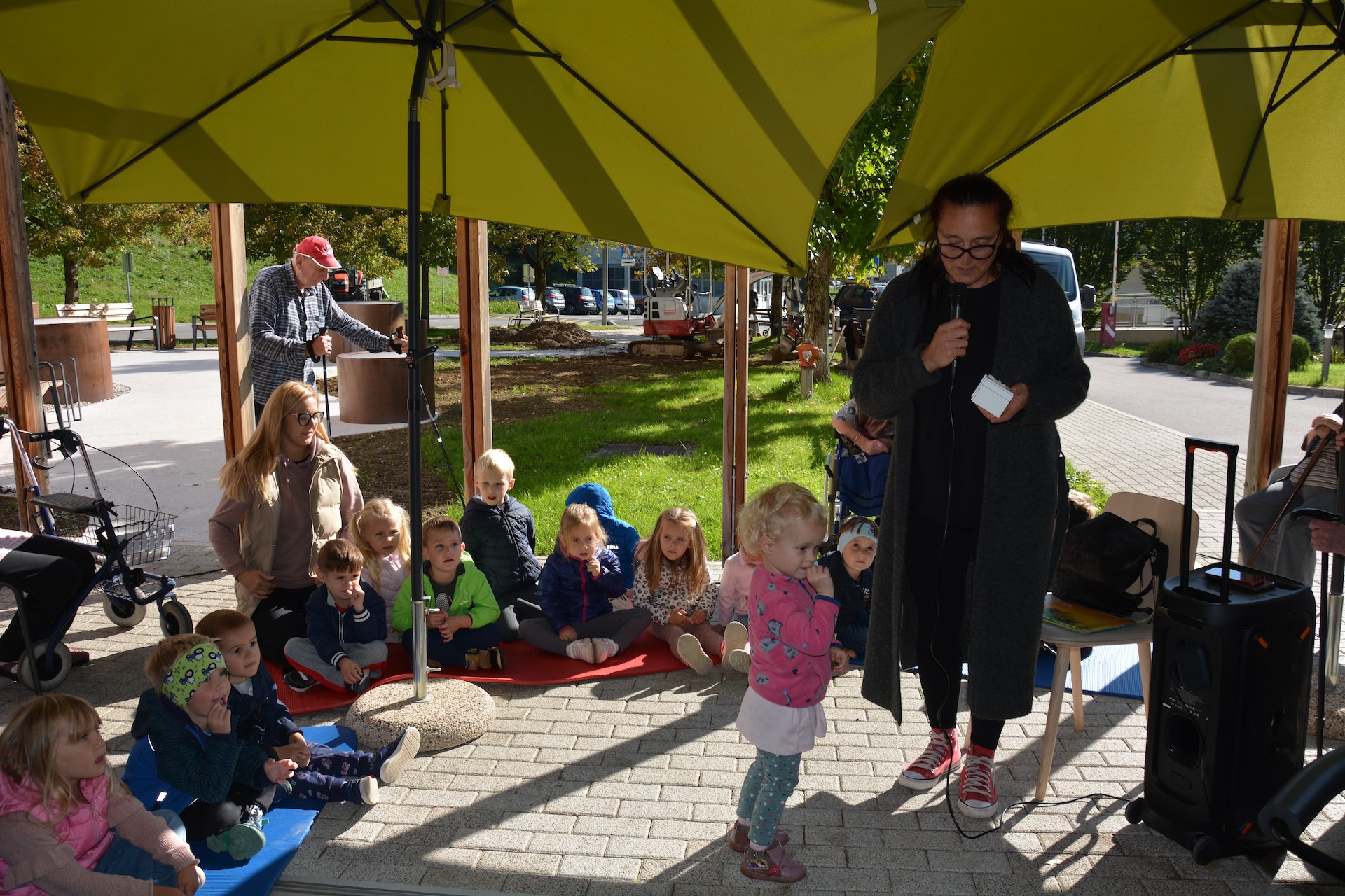 Poslušanje pravljice z otroki iz Vrtca Izvir