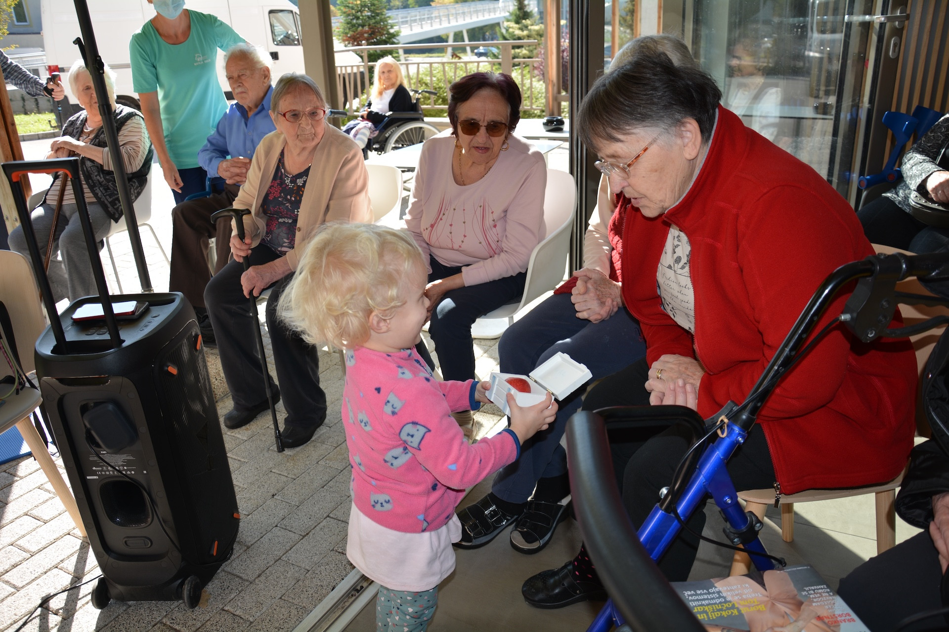 Poslušanje pravljice z otroki iz Vrtca Izvir