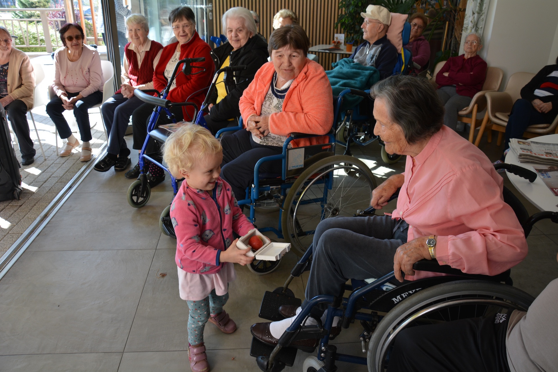Poslušanje pravljice z otroki iz Vrtca Izvir