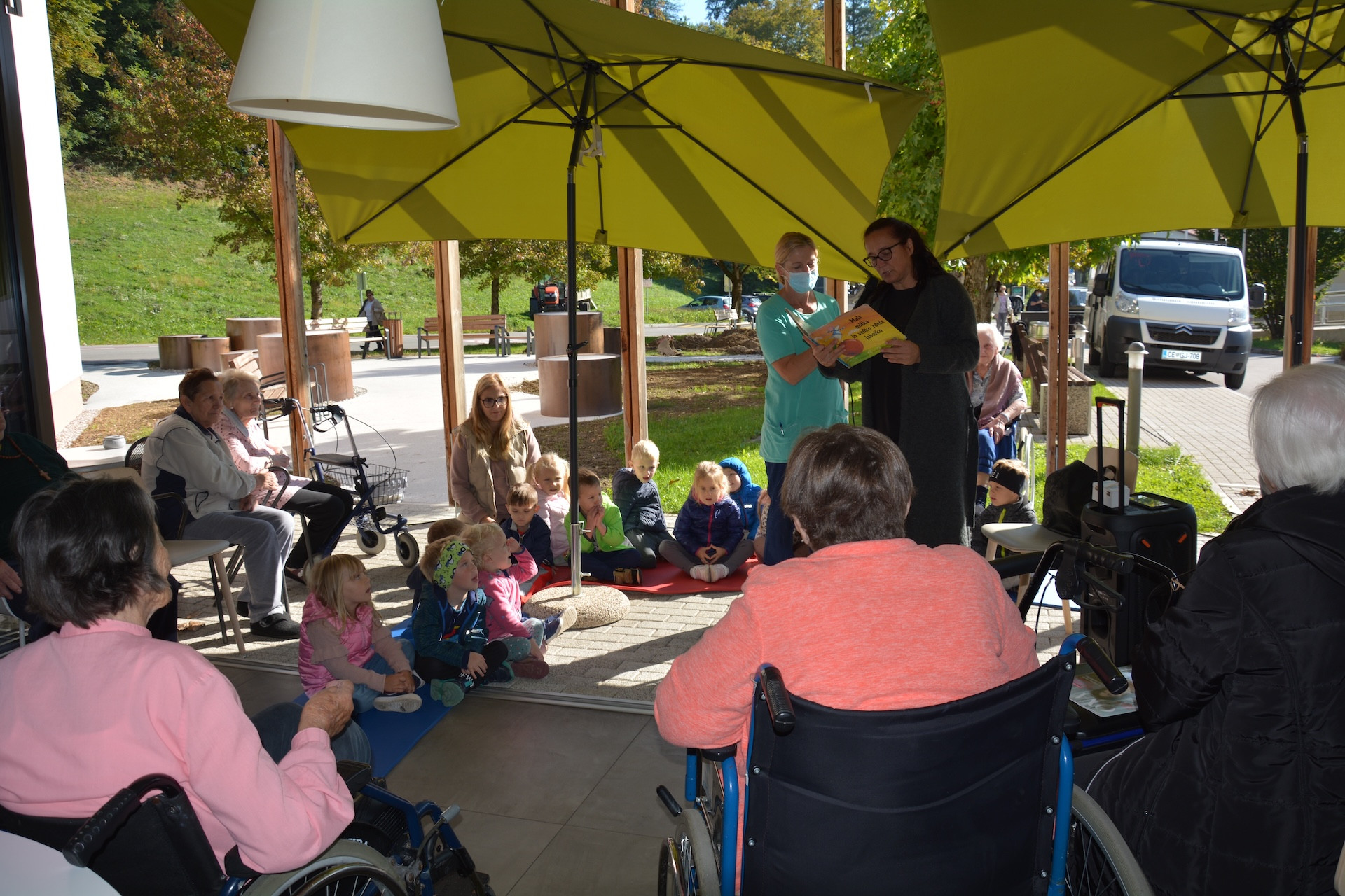 Poslušanje pravljice z otroki iz Vrtca Izvir