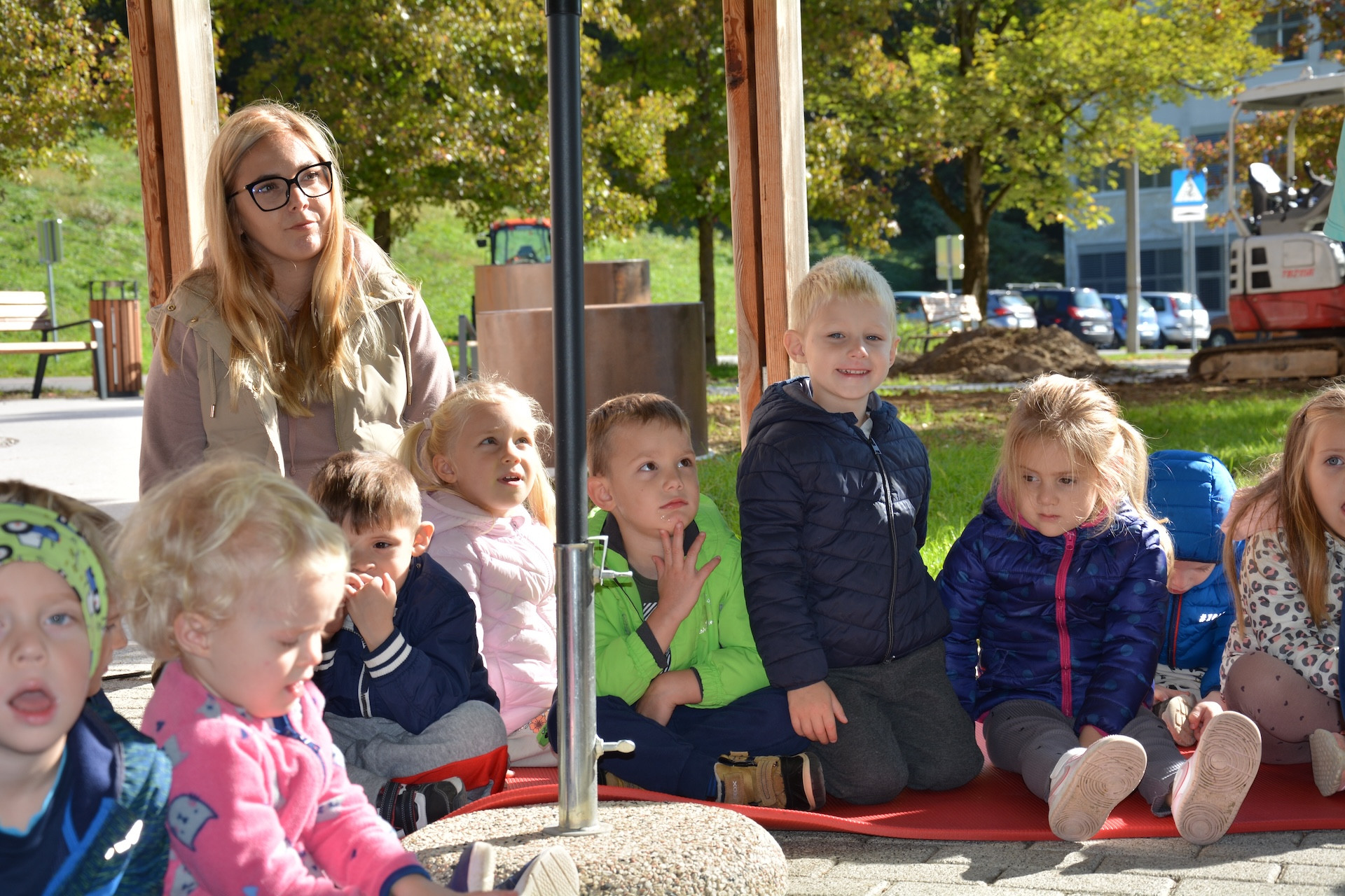 Poslušanje pravljice z otroki iz Vrtca Izvir