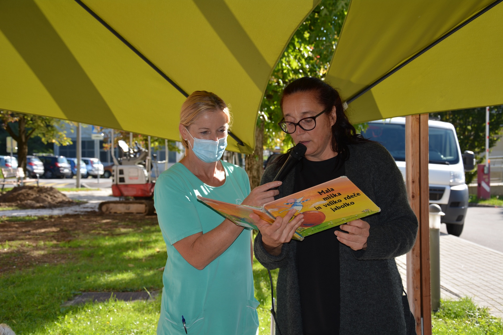 Poslušanje pravljice z otroki iz Vrtca Izvir