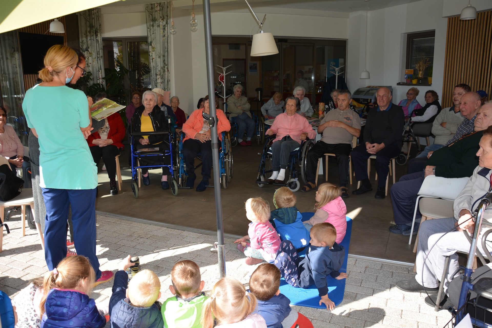 Poslušanje pravljice z otroki iz Vrtca Izvir