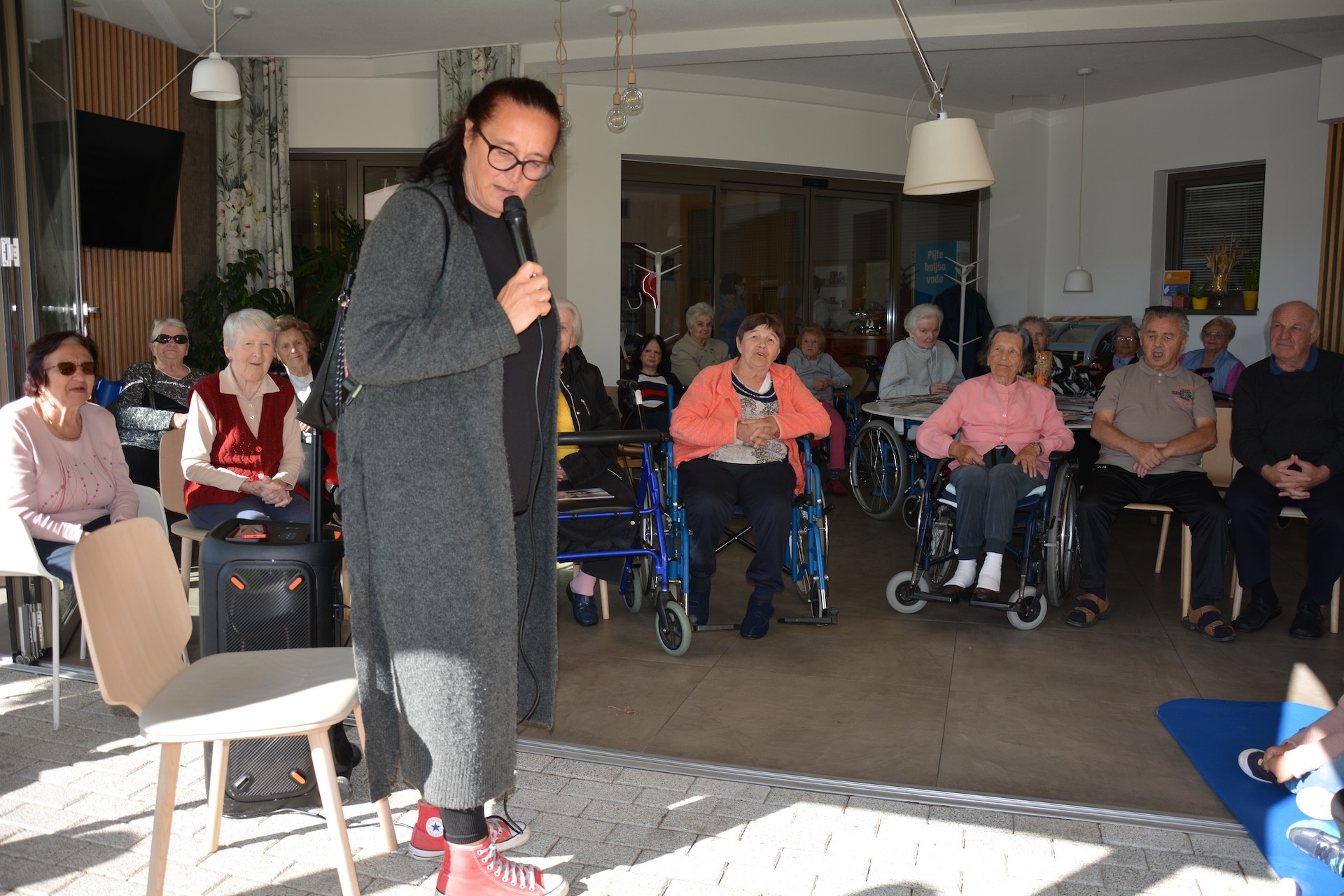 Poslušanje pravljice z otroki iz Vrtca Izvir