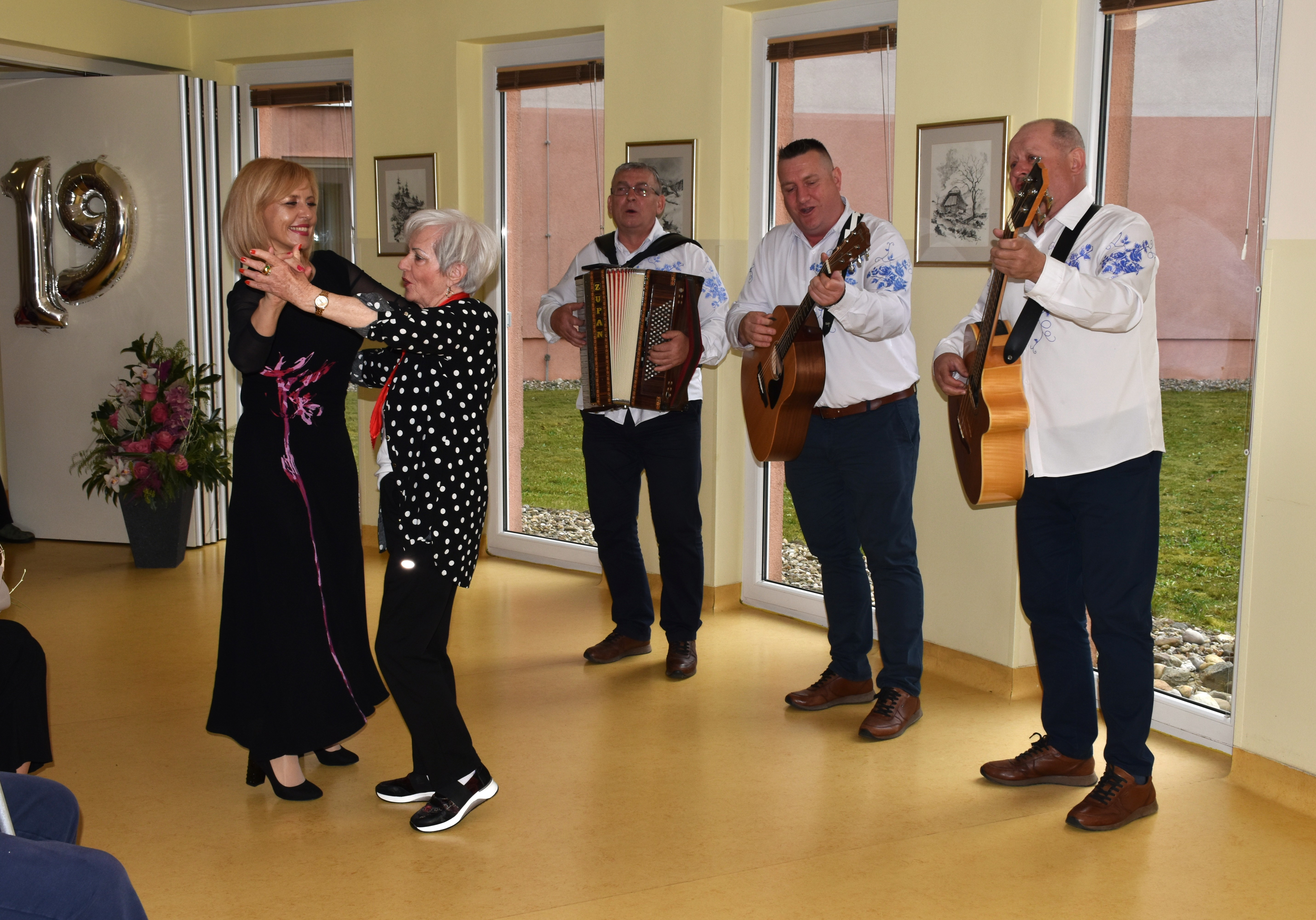 Praznovanje 19. obletnice doma