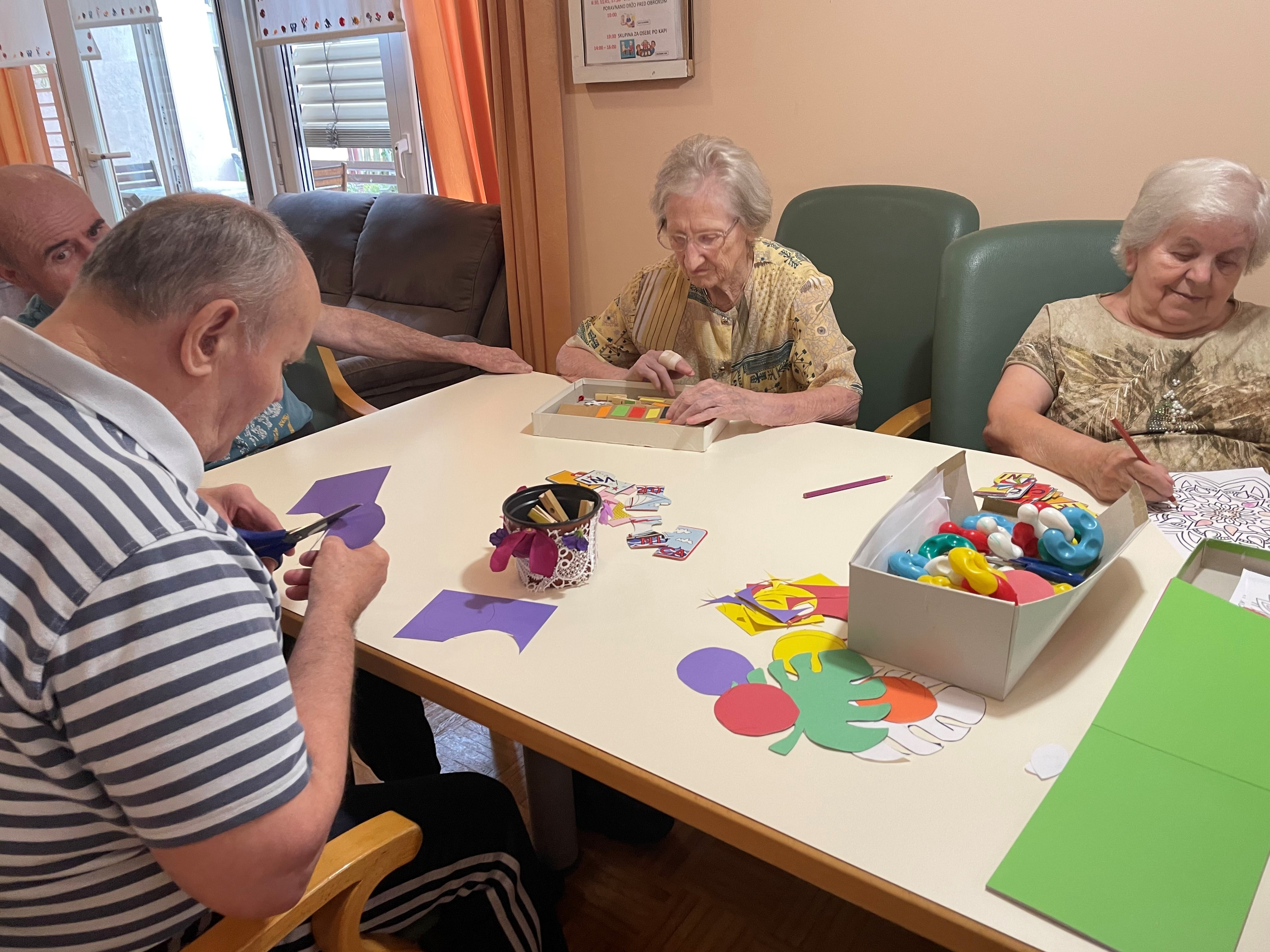 Pri nas ni nikoli dolgčas, vse preproste dni naredimo posebne.. Ta teden smo obrezali sivko in jo obrali, praznovali smo rojstni dan, izdelovali rože. Pri nas je lepo!
