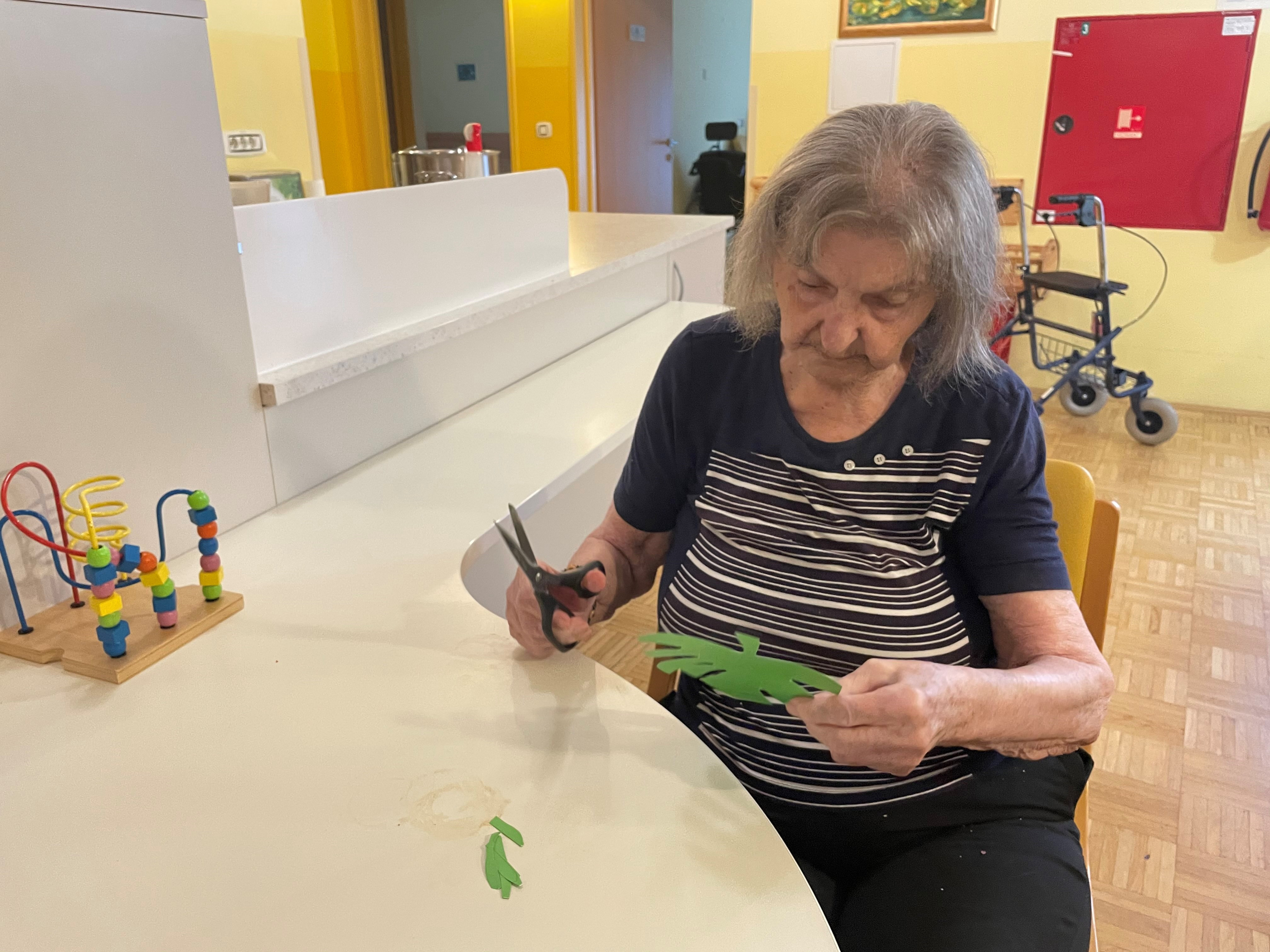 Pri nas ni nikoli dolgčas, vse preproste dni naredimo posebne.. Ta teden smo obrezali sivko in jo obrali, praznovali smo rojstni dan, izdelovali rože. Pri nas je lepo!