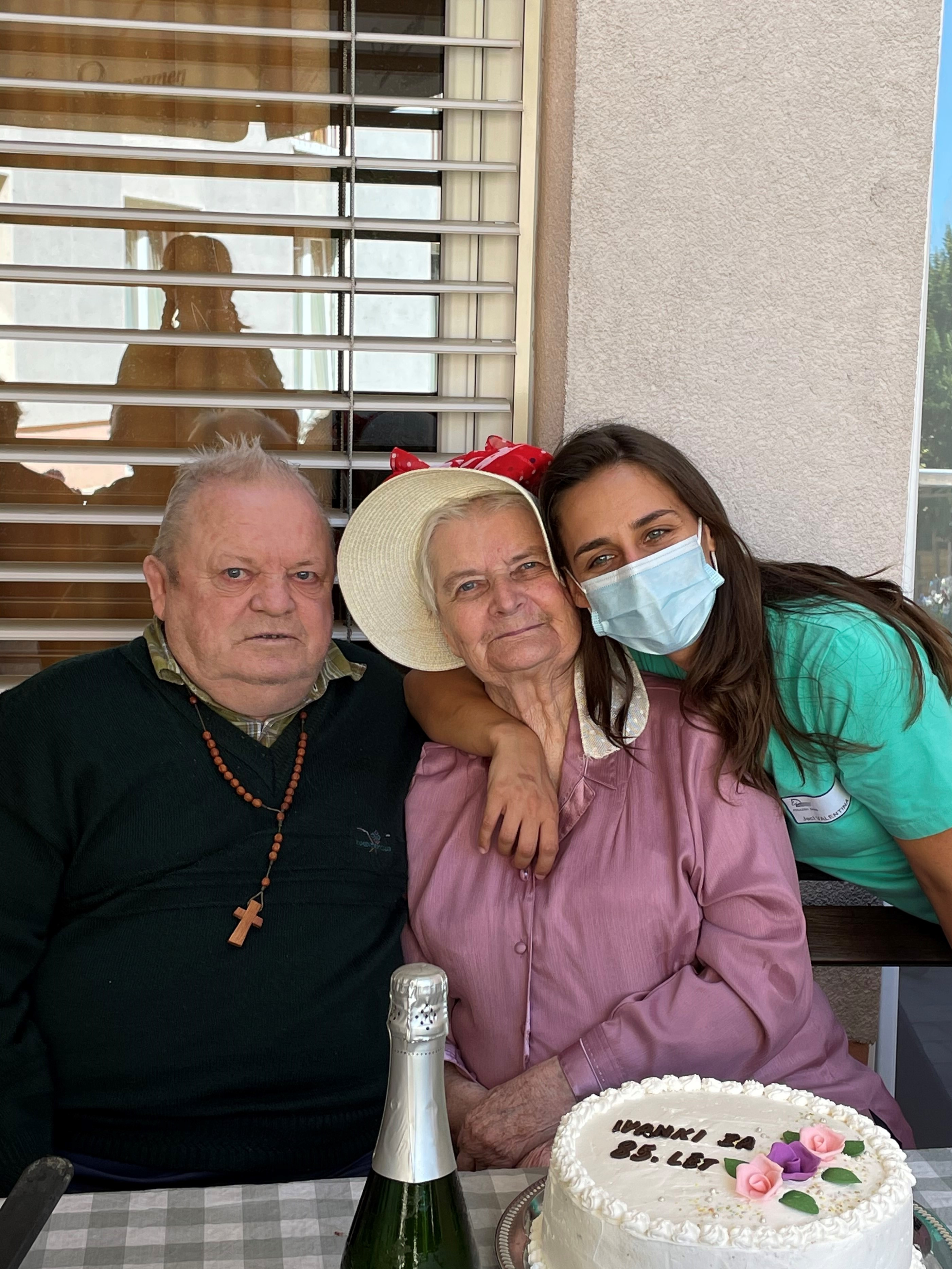 Pri nas ni nikoli dolgčas, vse preproste dni naredimo posebne.. Ta teden smo obrezali sivko in jo obrali, praznovali smo rojstni dan, izdelovali rože. Pri nas je lepo!