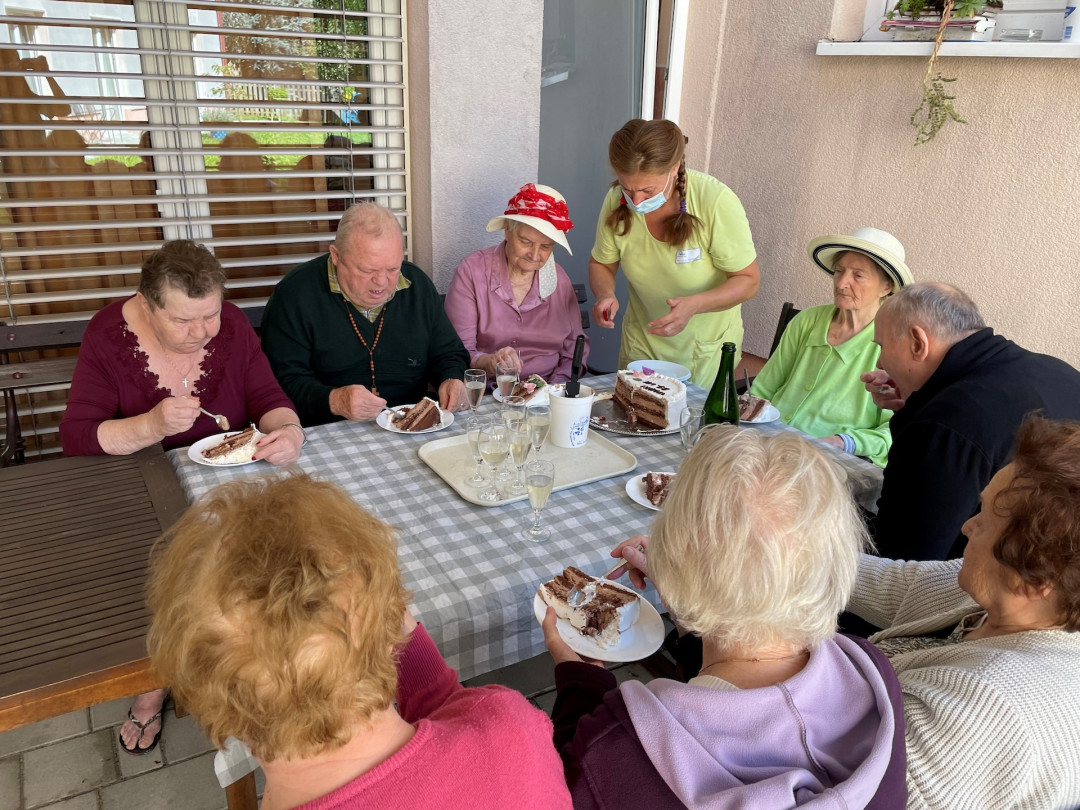 Pri nas ni nikoli dolgčas, vse preproste dni naredimo posebne.. Ta teden smo obrezali sivko in jo obrali, praznovali smo rojstni dan, izdelovali rože. Pri nas je lepo!