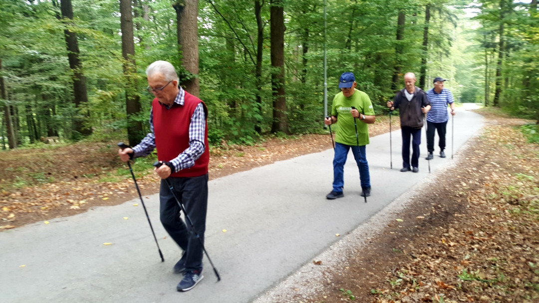 S palicami na Bellevue hrib